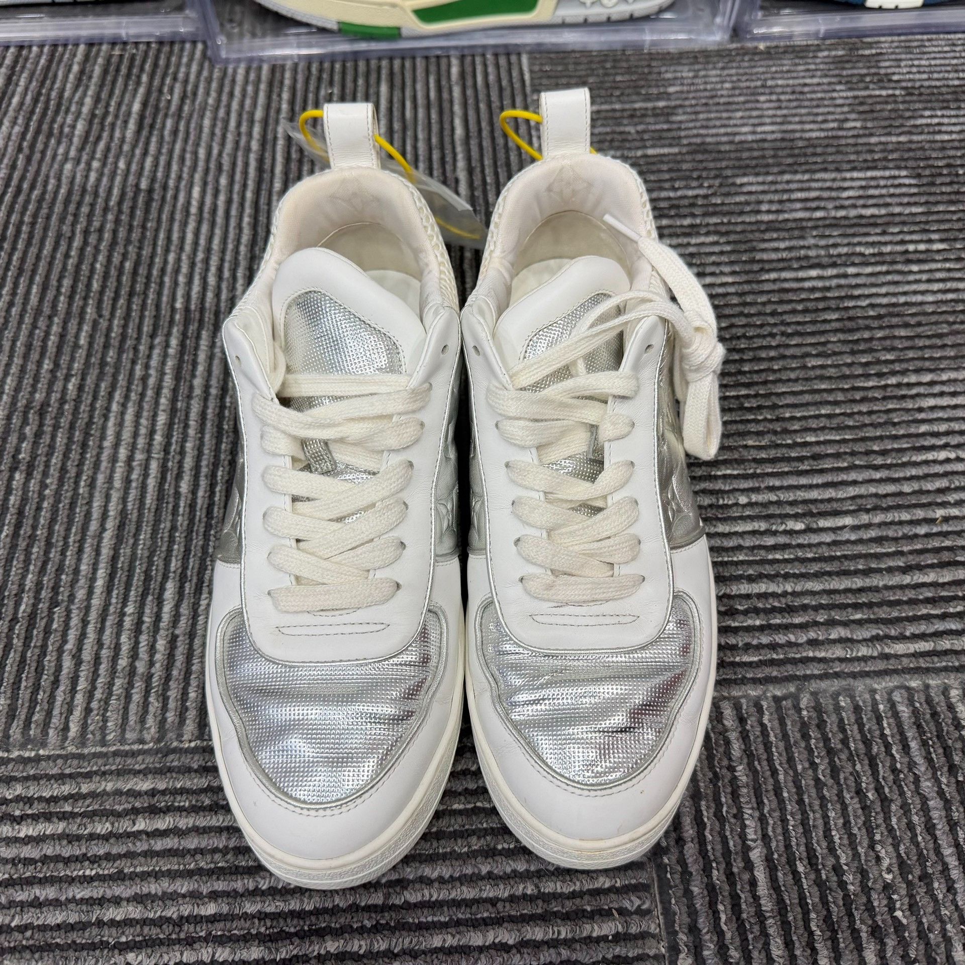 Louis Vuitton Louis Vuitton Limited White Lowtop Sneakers 6 Men Size US 6 / EU 39 - 4 Thumbnail