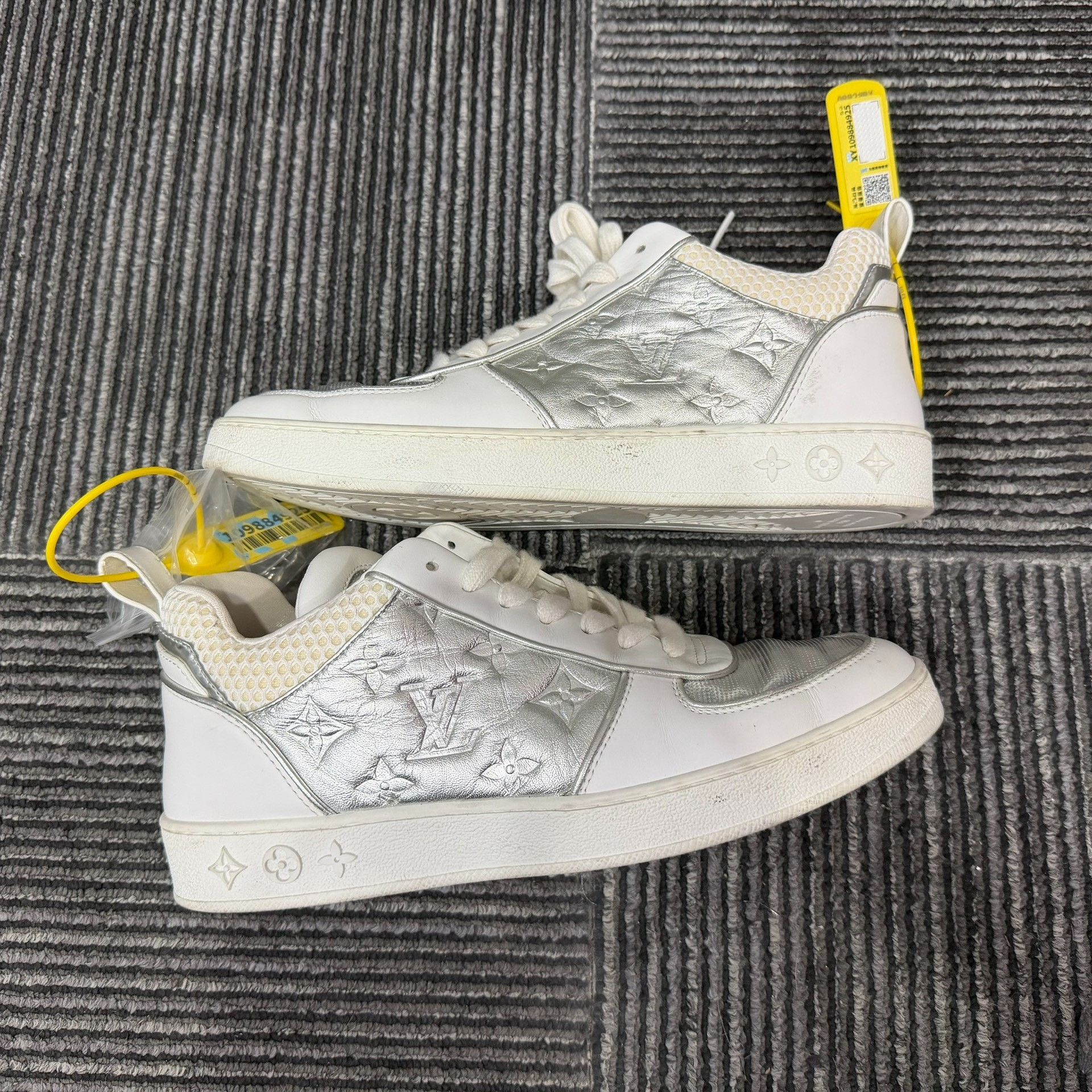 Louis Vuitton Louis Vuitton Limited White Lowtop Sneakers 6 Men Size US 6 / EU 39 - 2 Thumbnail