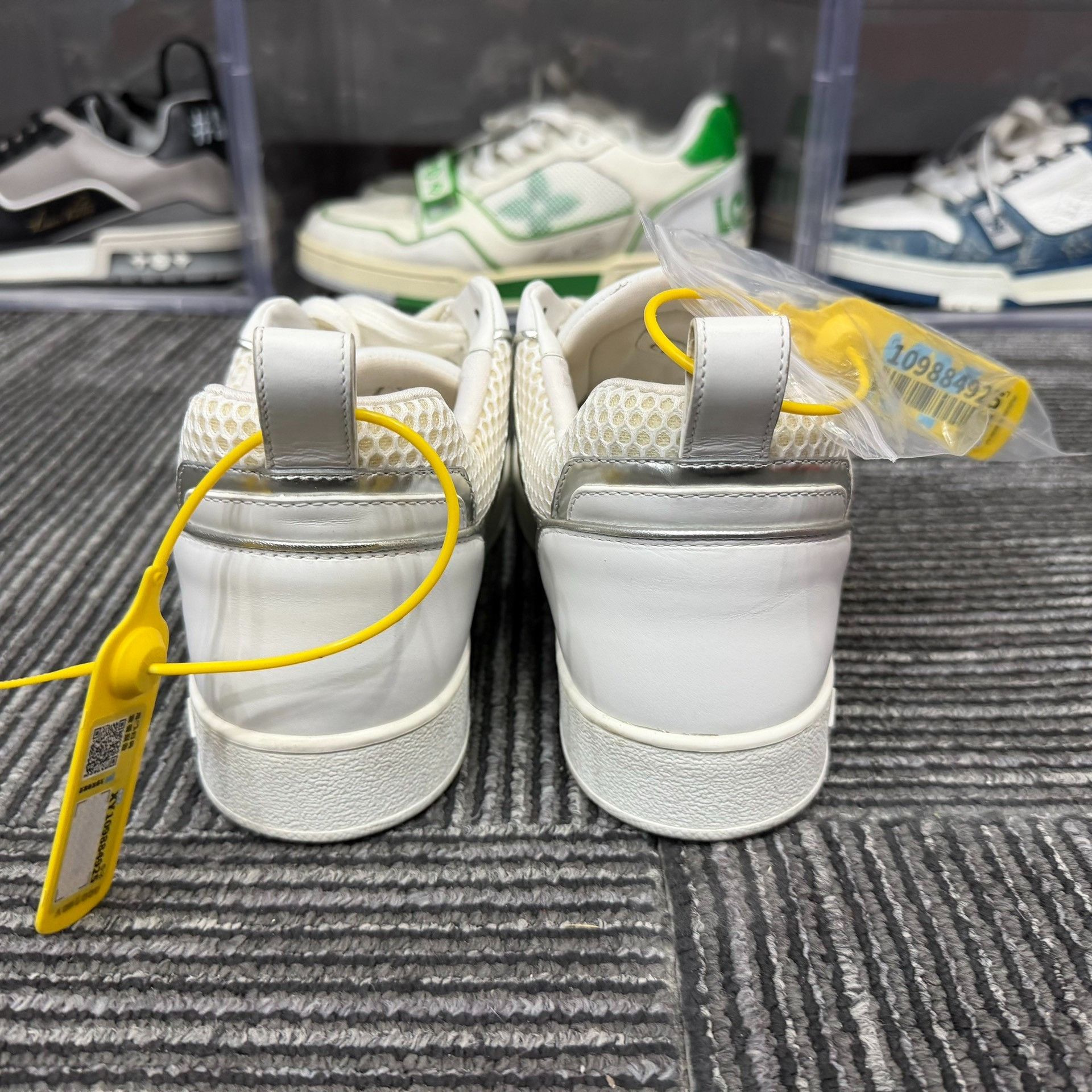 Louis Vuitton Louis Vuitton Limited White Lowtop Sneakers 6 Men Size US 6 / EU 39 - 5 Thumbnail