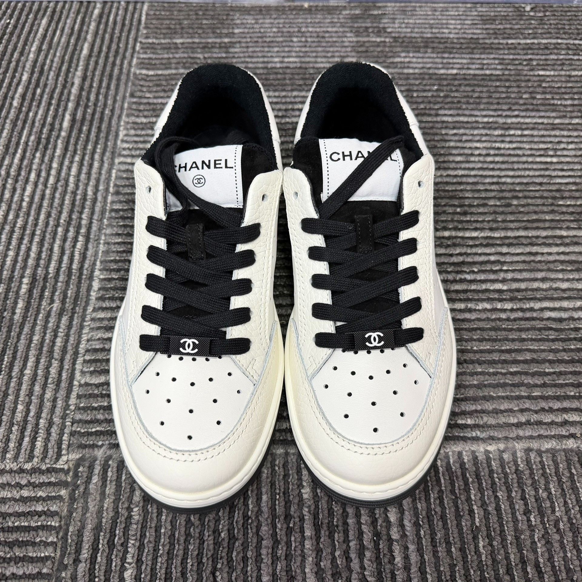 Chanel Chanel Black Lowtop Sneakers us_7 Women Size US 7 / IT 37 - 4 Thumbnail