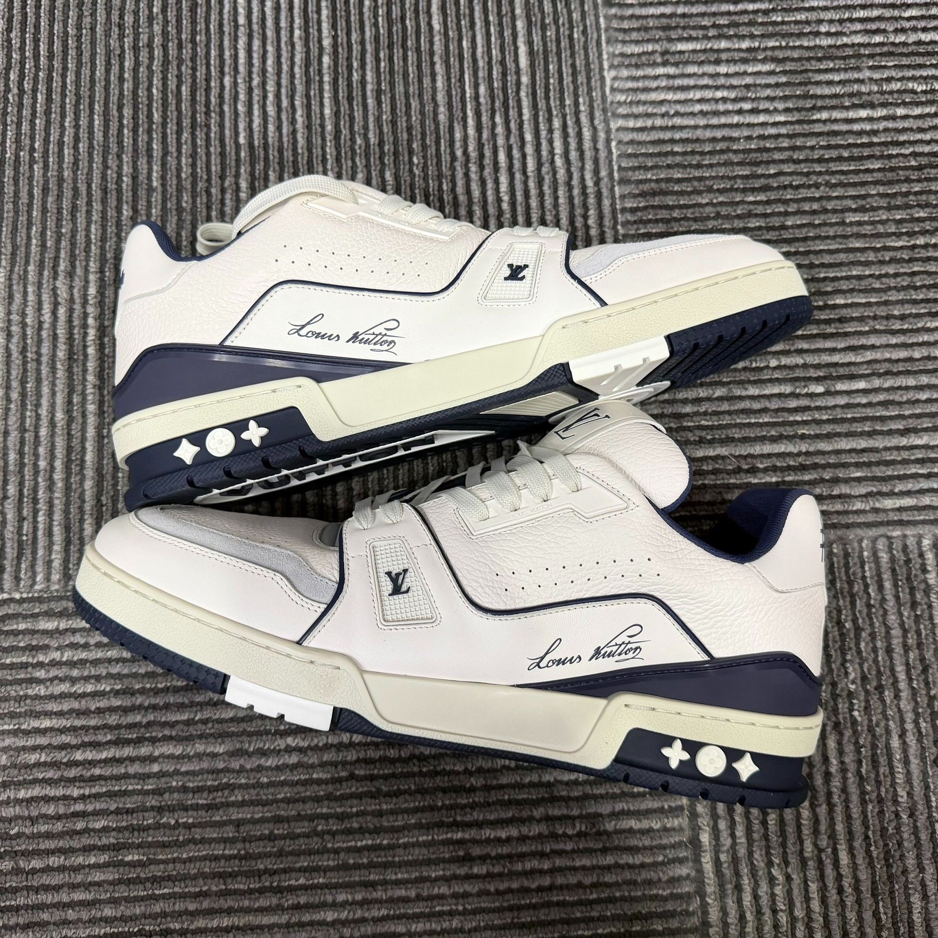 Louis Vuitton Louis Vuitton Training Blue Lowtop Sneakers 10 Men Size US 10 / EU 43 - 2 Thumbnail