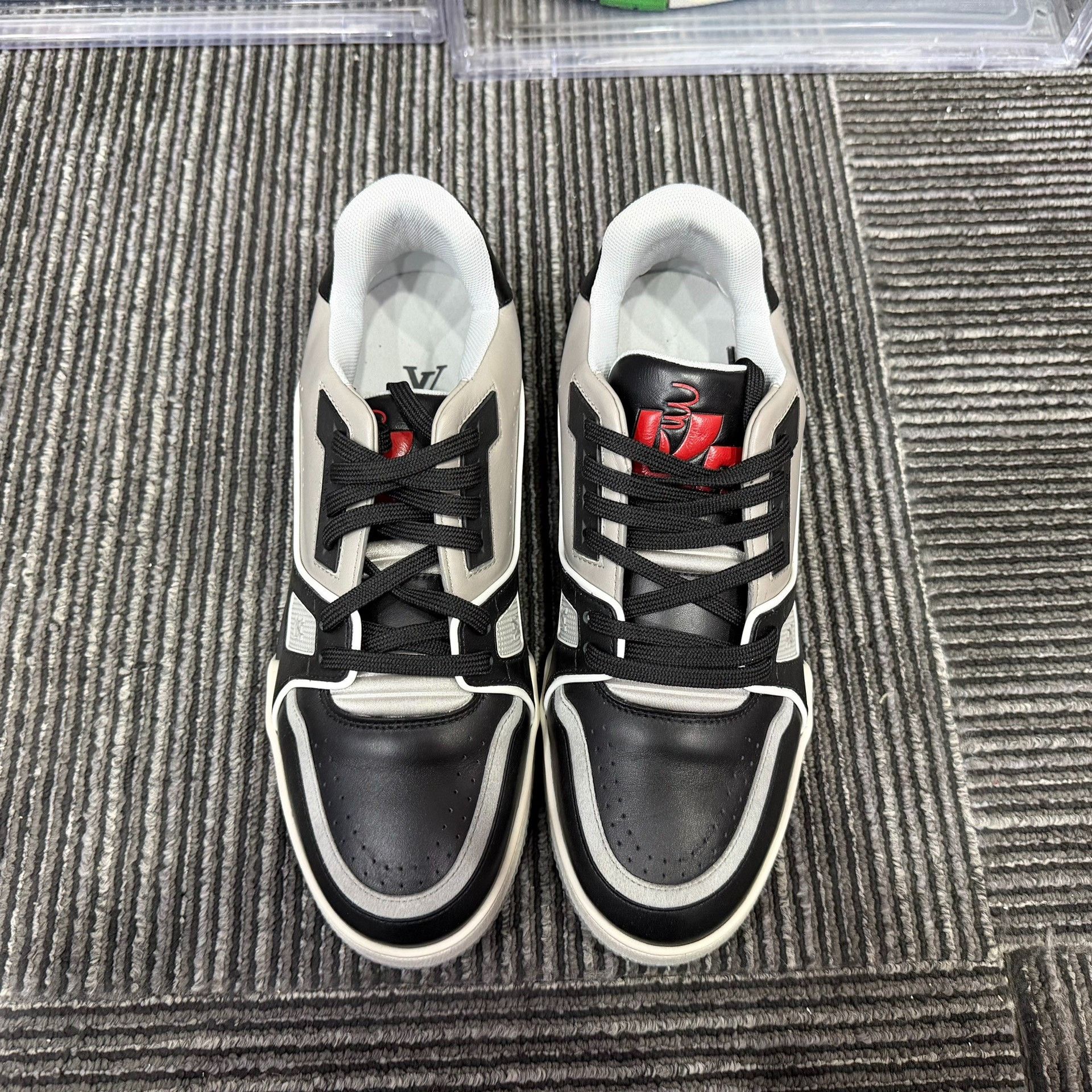 Louis Vuitton Louis Vuitton Training Black Lowtop Sneakers 7 Men Size US 7 / EU 40 - 4 Thumbnail