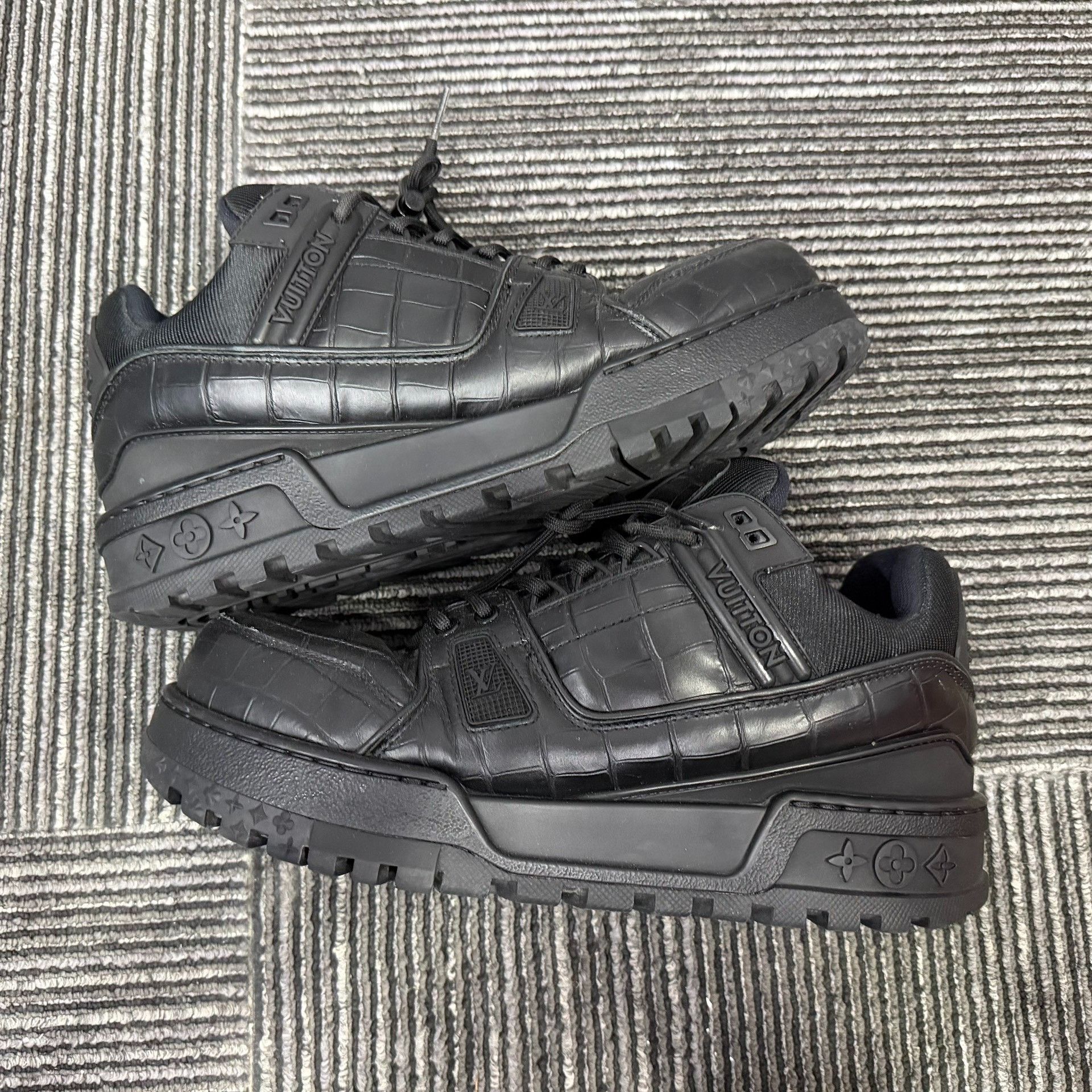 Louis Vuitton Louis Vuitton Black Lowtop Sneakers 9 Men Size US 9 / EU 42 - 2 Thumbnail