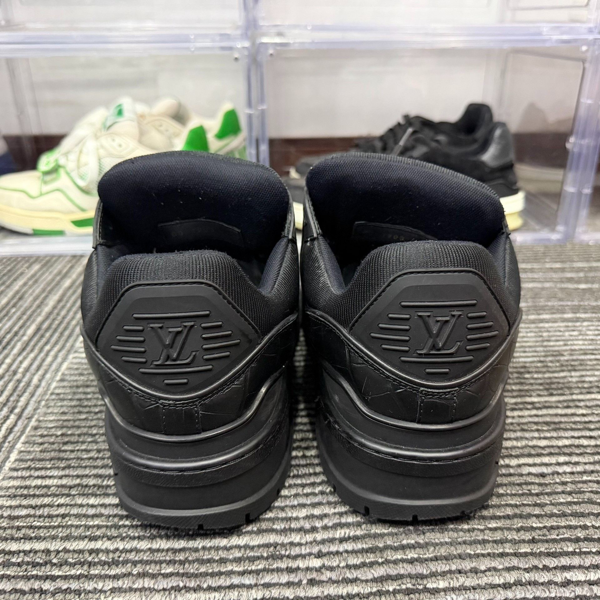 Louis Vuitton Louis Vuitton Black Lowtop Sneakers 9 Men Size US 9 / EU 42 - 5 Thumbnail