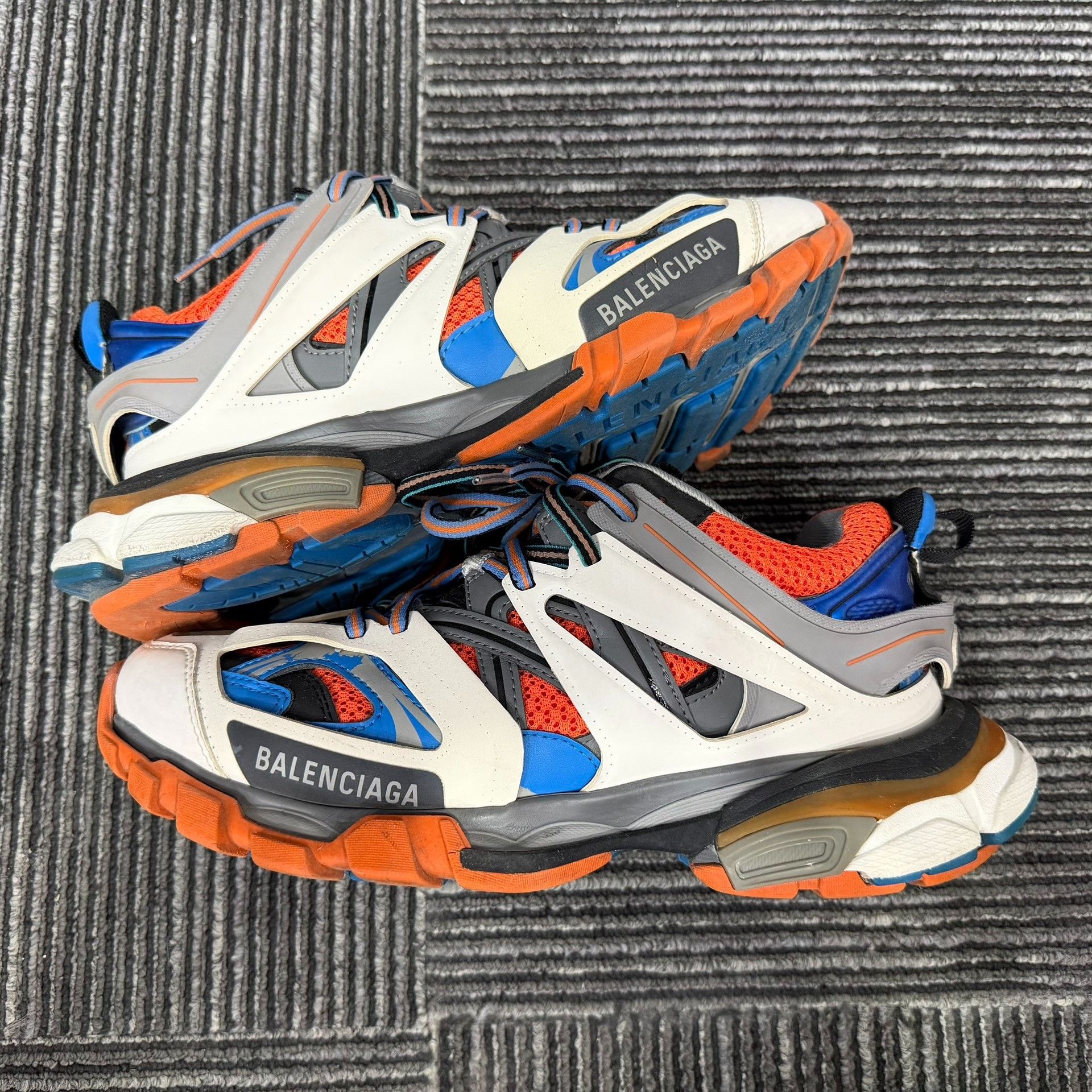 Balenciaga Balenciaga Orange Lowtop Sneakers 6 Men Size US 6 / EU 39 - 2 Thumbnail