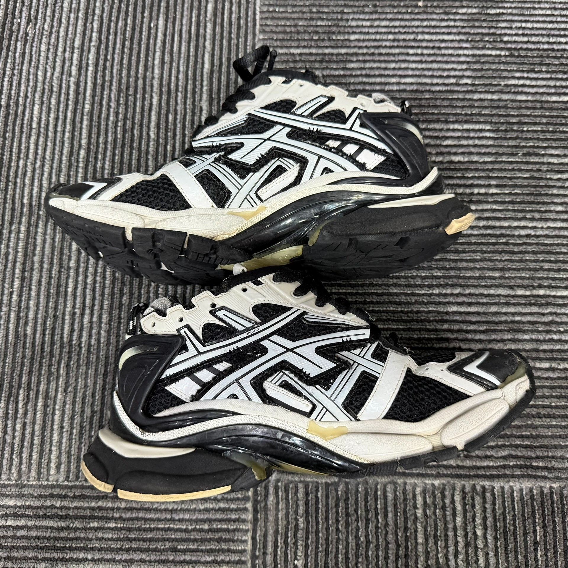 Balenciaga Balenciaga Running Black Lowtop Sneakers 7 Men Size US 7 / EU 40 - 3 Thumbnail