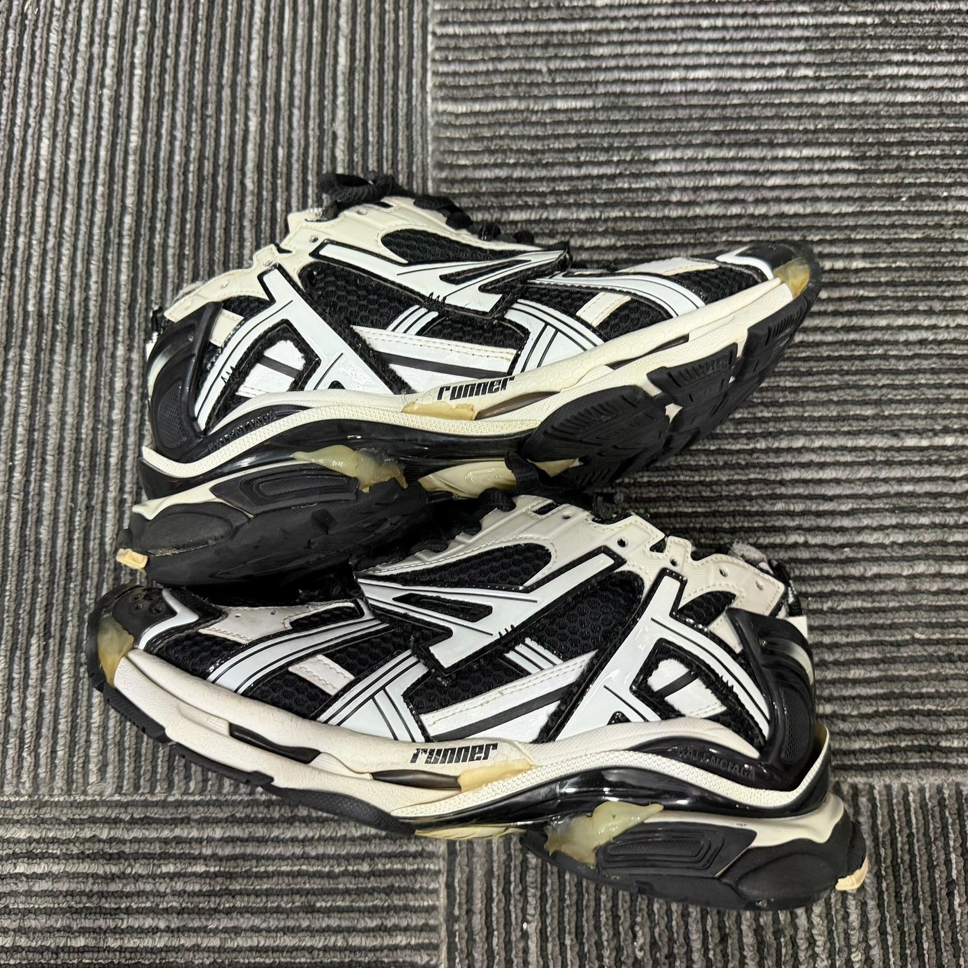 Balenciaga Balenciaga Running Black Lowtop Sneakers 7 Men Size US 7 / EU 40 - 2 Thumbnail