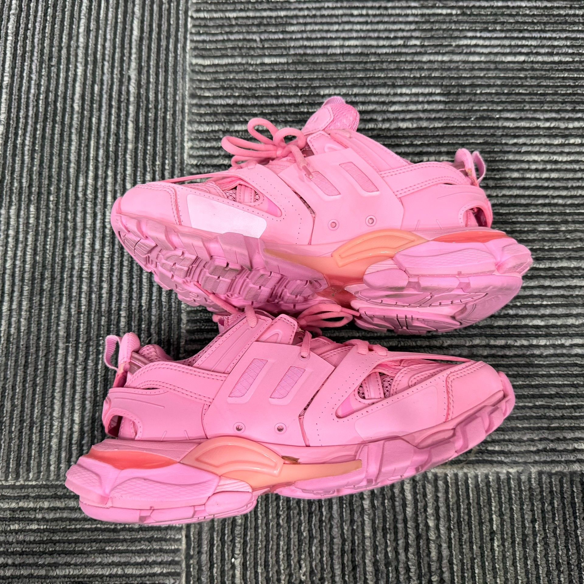 Balenciaga Balenciaga Pink Lowtop Sneakers us_6 Women Size US 6 / IT 36 - 3 Thumbnail