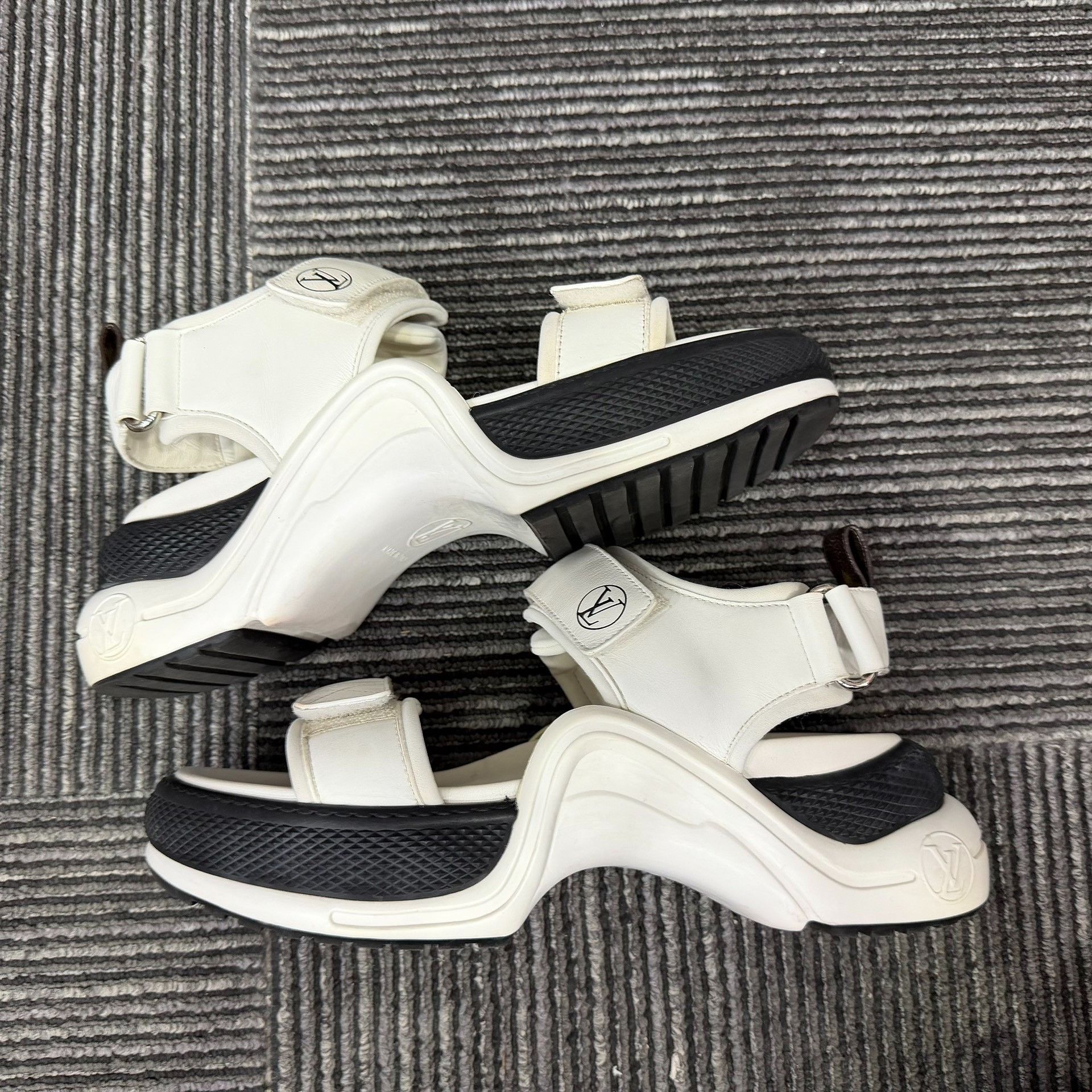 Louis Vuitton Louis Vuitton Black Sandals us_8 Women Size US 8 / IT 38 - 2 Thumbnail
