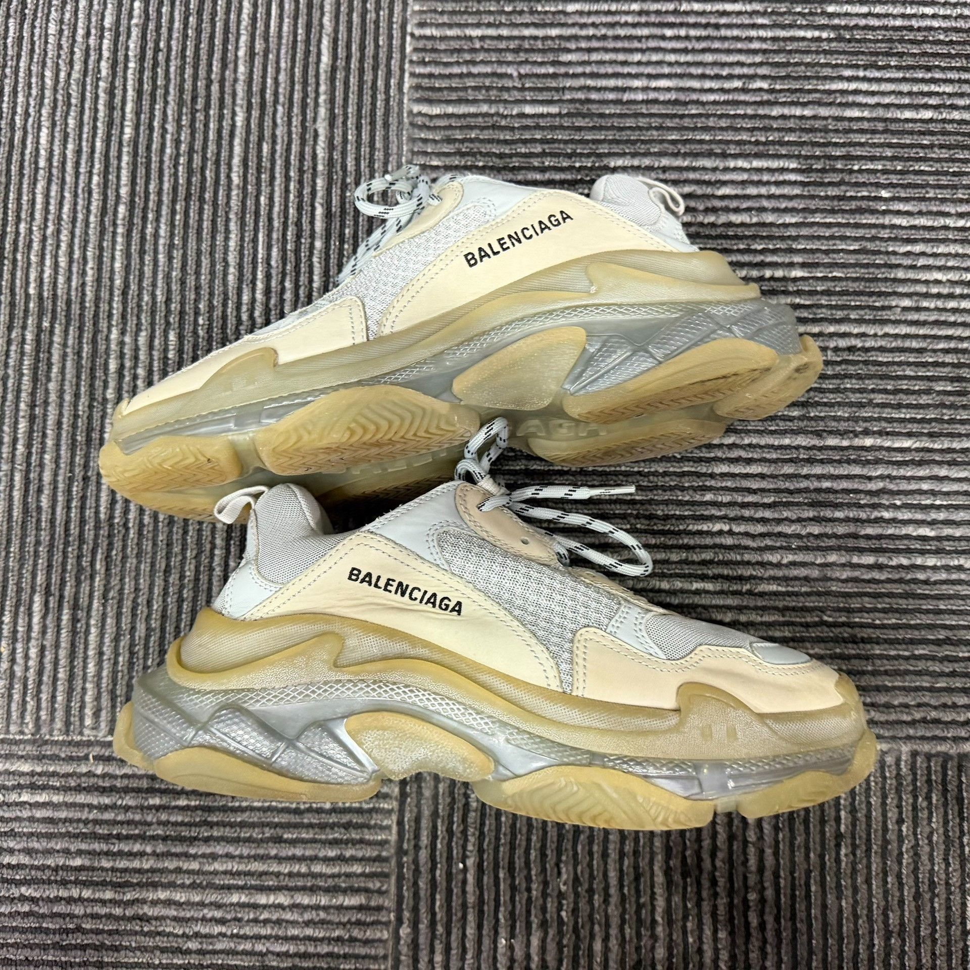 Balenciaga Balenciaga Beige Lowtop Sneakers 8 Men Size US 8 / EU 41 - 2 Thumbnail