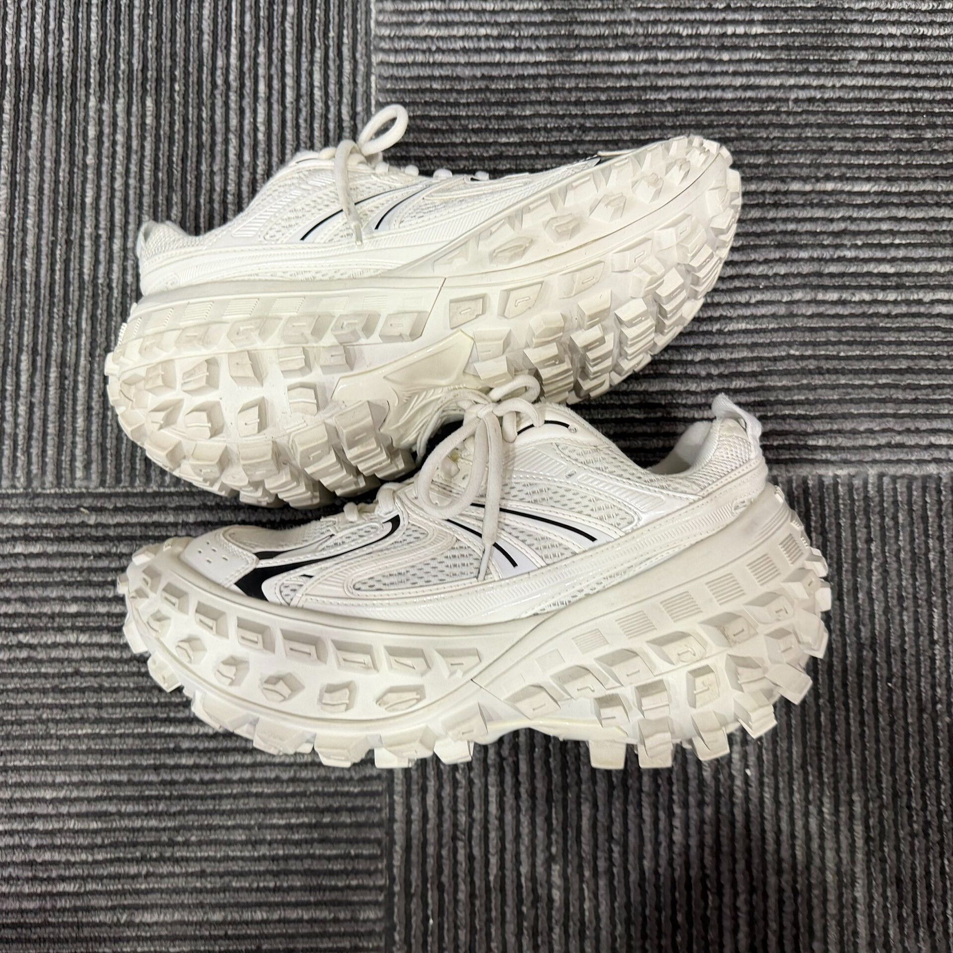 Balenciaga Balenciaga White Lowtop Sneakers us_9 Women Size US 9 / IT 39 - 2 Thumbnail