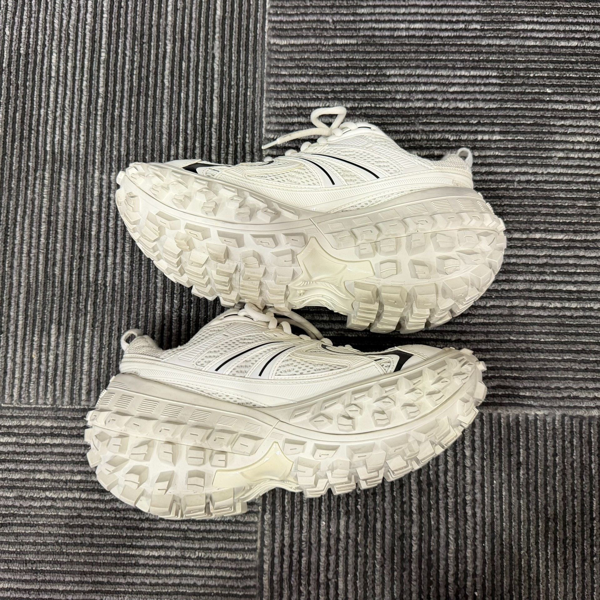 Balenciaga Balenciaga White Lowtop Sneakers us_9 Women Size US 9 / IT 39 - 3 Thumbnail