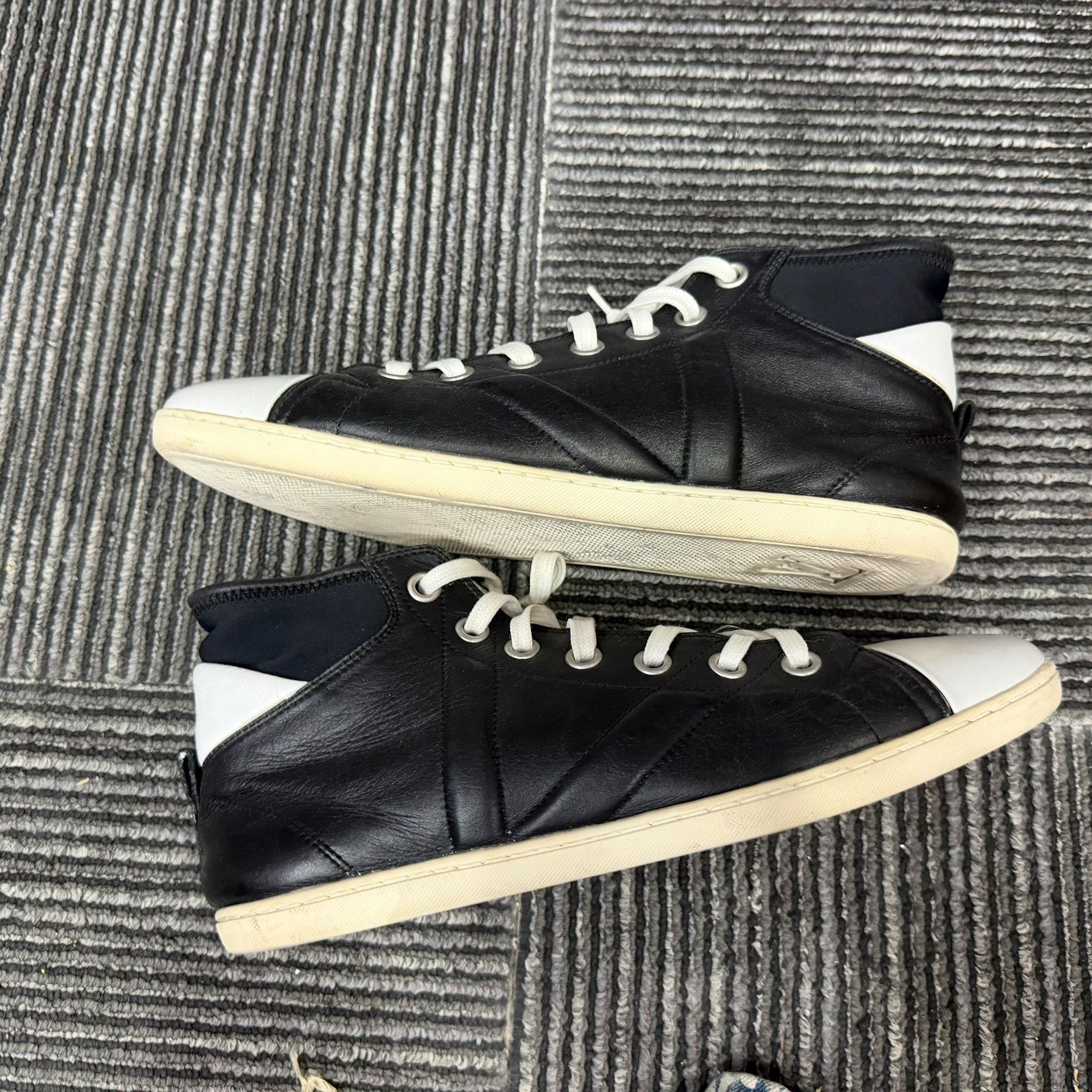 Louis Vuitton Louis Vuitton Black Hitop Sneakers 6 Men Size US 6 / EU 39 - 2 Thumbnail
