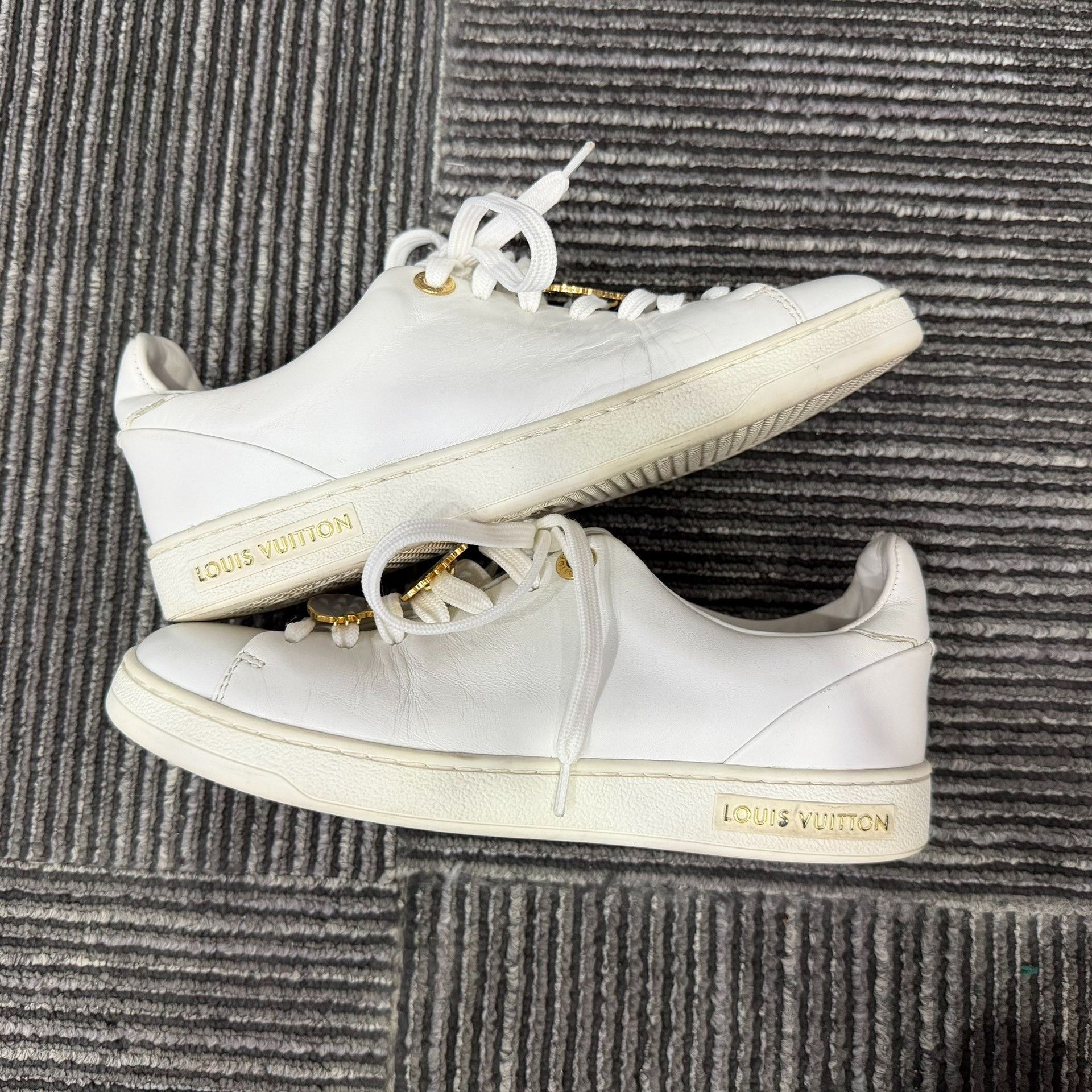 Louis Vuitton Louis Vuitton White Lowtop Sneakers us_5 Women Size US 5 / IT 35 - 2 Thumbnail