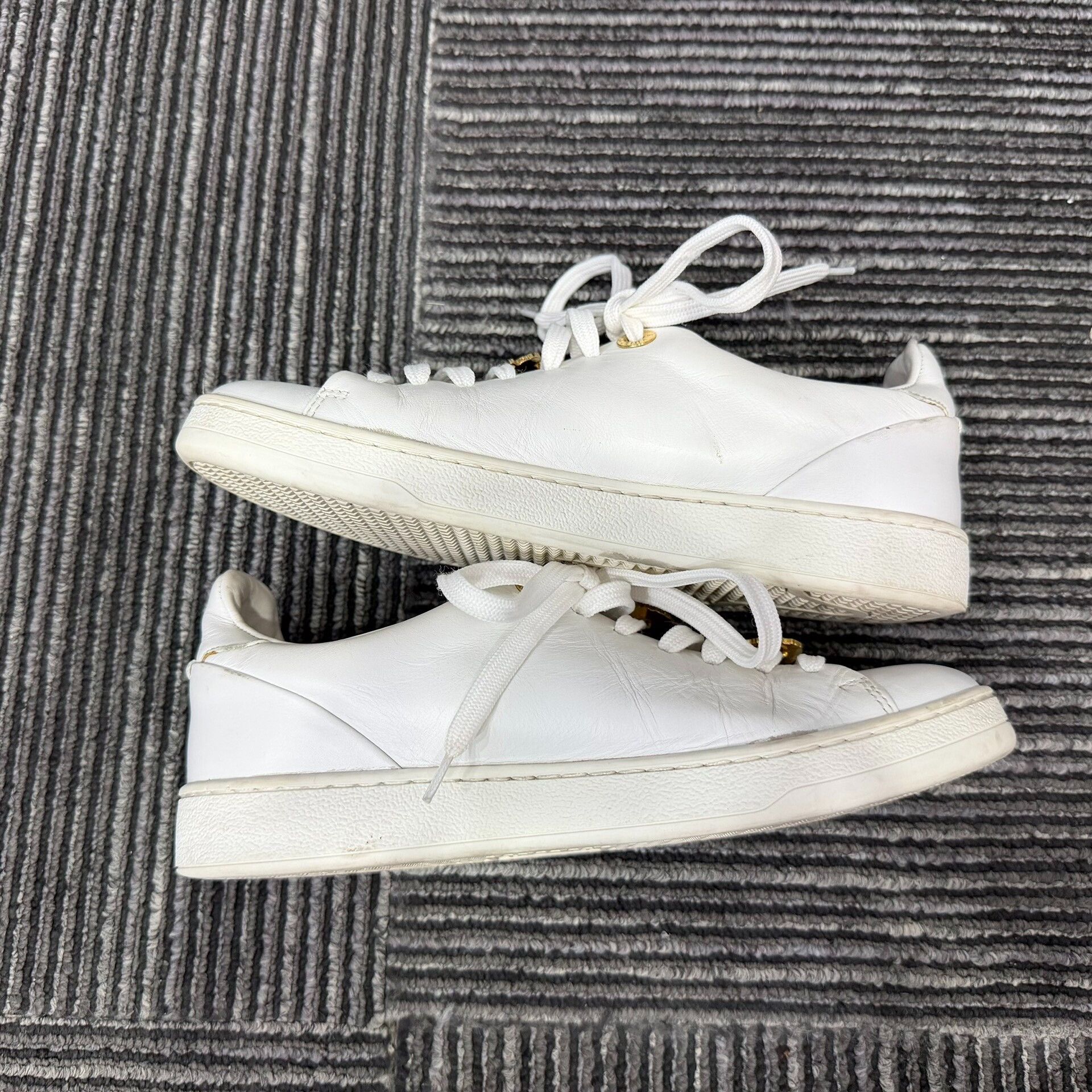 Louis Vuitton Louis Vuitton White Lowtop Sneakers us_5 Women Size US 5 / IT 35 - 3 Thumbnail