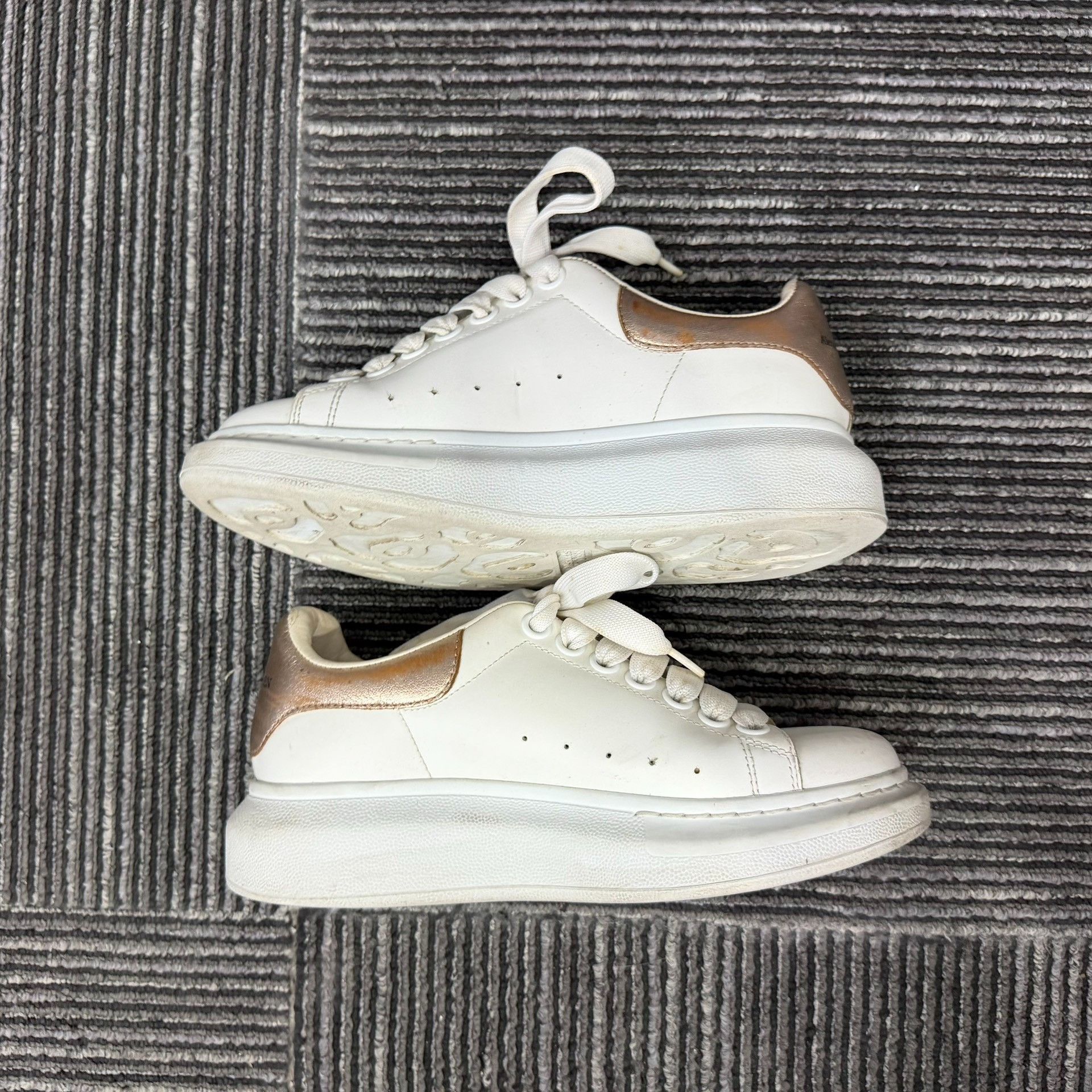 Alexander McQueen Alexander McQueen White Lowtop Sneakers us_5 Women Size US 5 / IT 35 - 3 Thumbnail