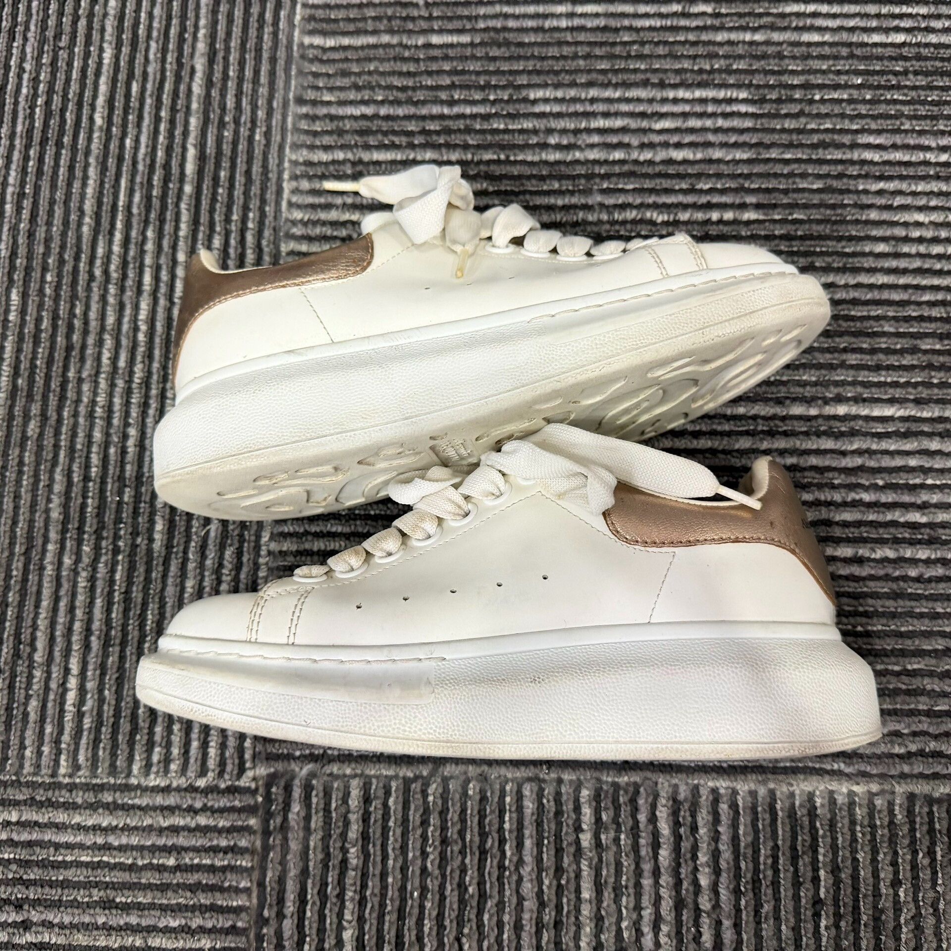 Alexander McQueen Alexander McQueen White Lowtop Sneakers us_5 Women Size US 5 / IT 35 - 2 Thumbnail
