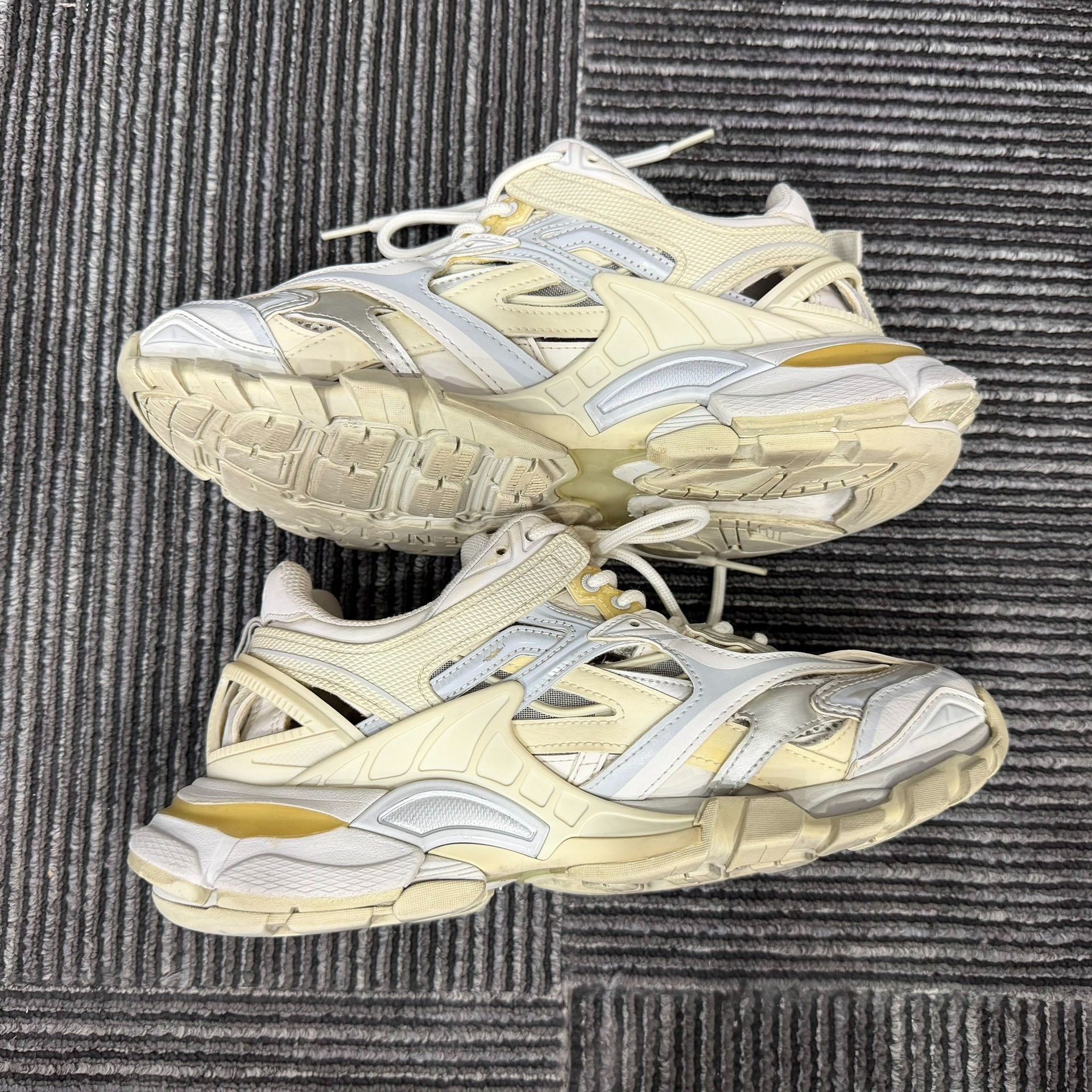 Balenciaga Balenciaga White Lowtop Sneakers us_8 Women Size US 8 / IT 38 - 3 Thumbnail