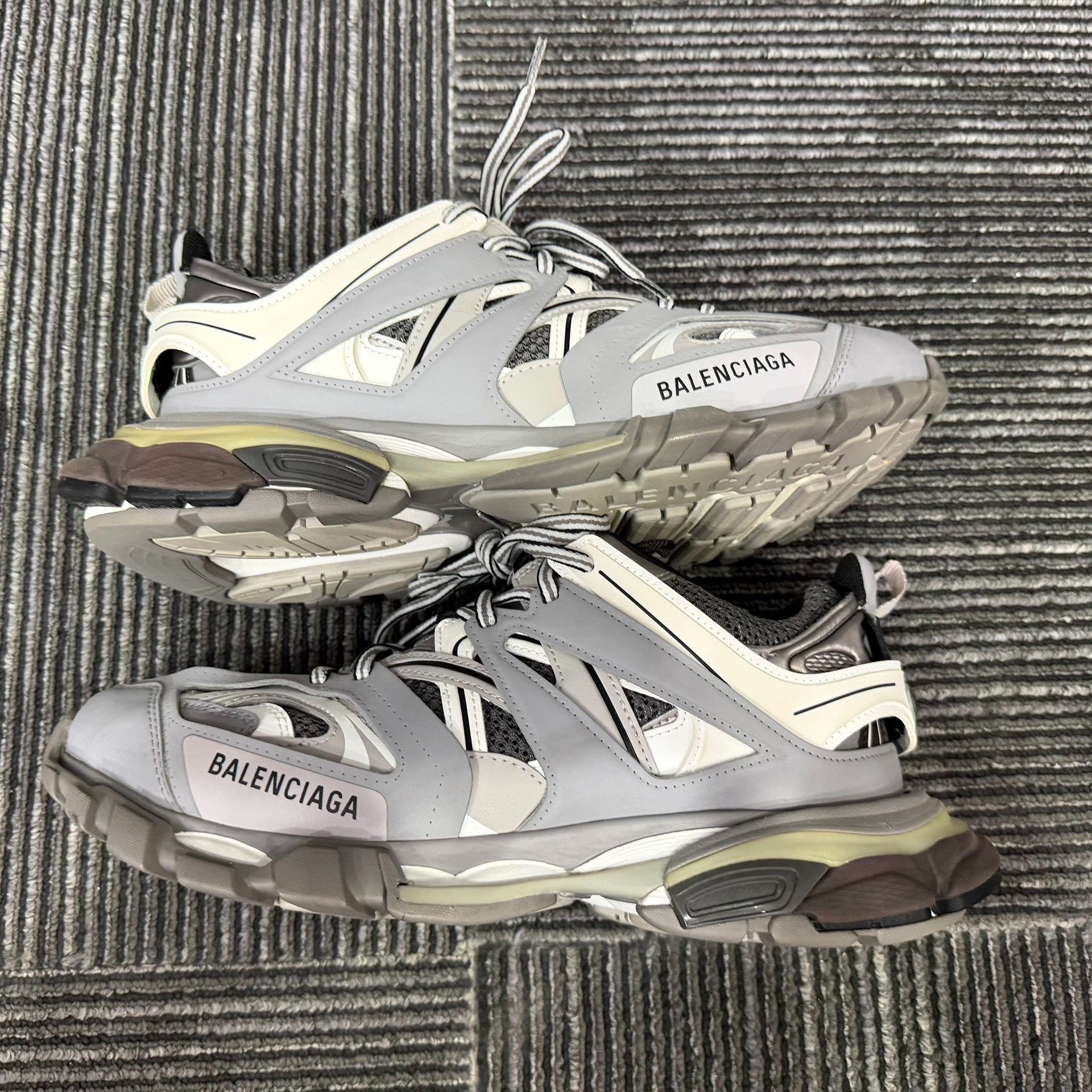 Balenciaga Balenciaga White Lowtop Sneakers 9 Men Size US 9 / EU 42 - 2 Thumbnail