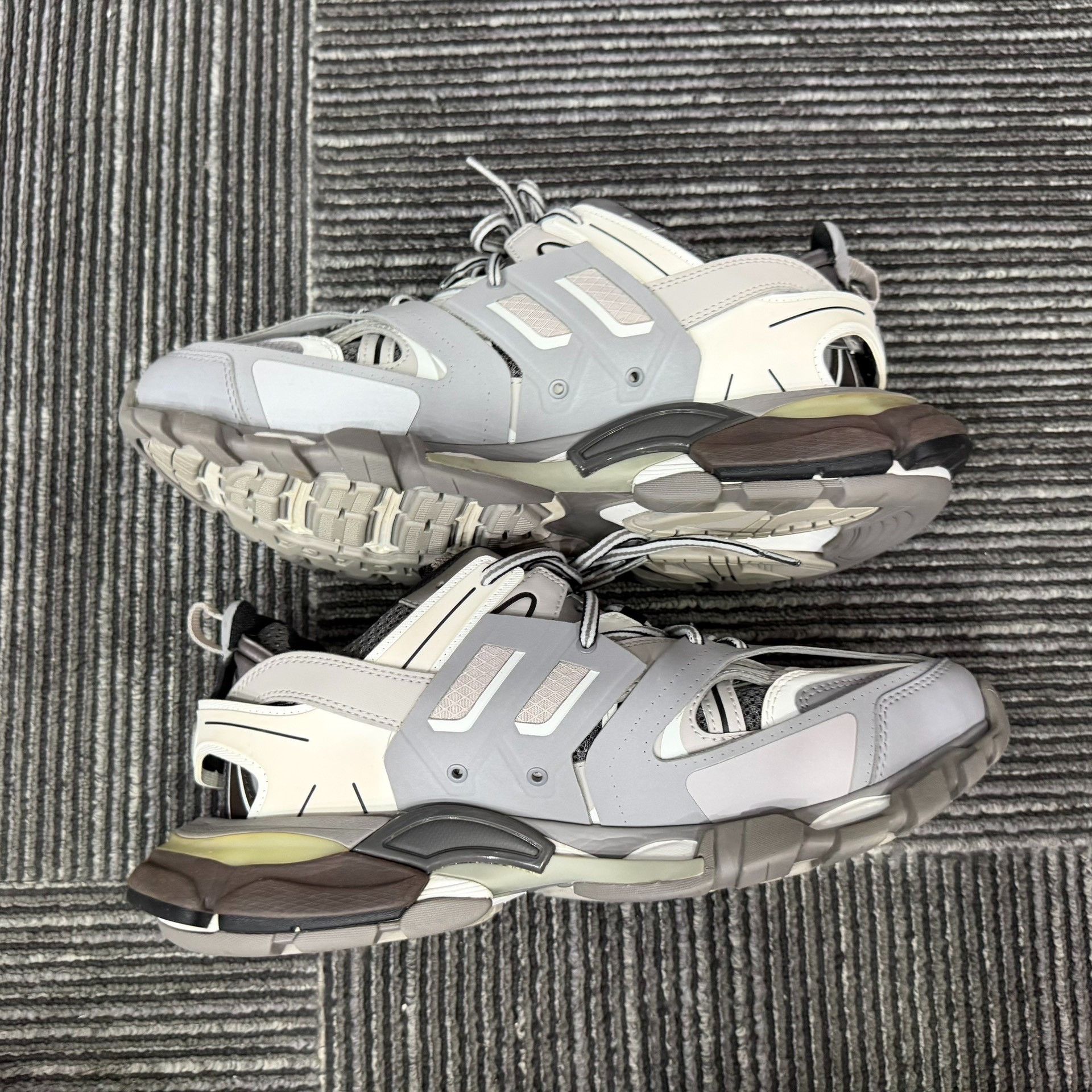 Balenciaga Balenciaga White Lowtop Sneakers 9 Men Size US 9 / EU 42 - 3 Thumbnail