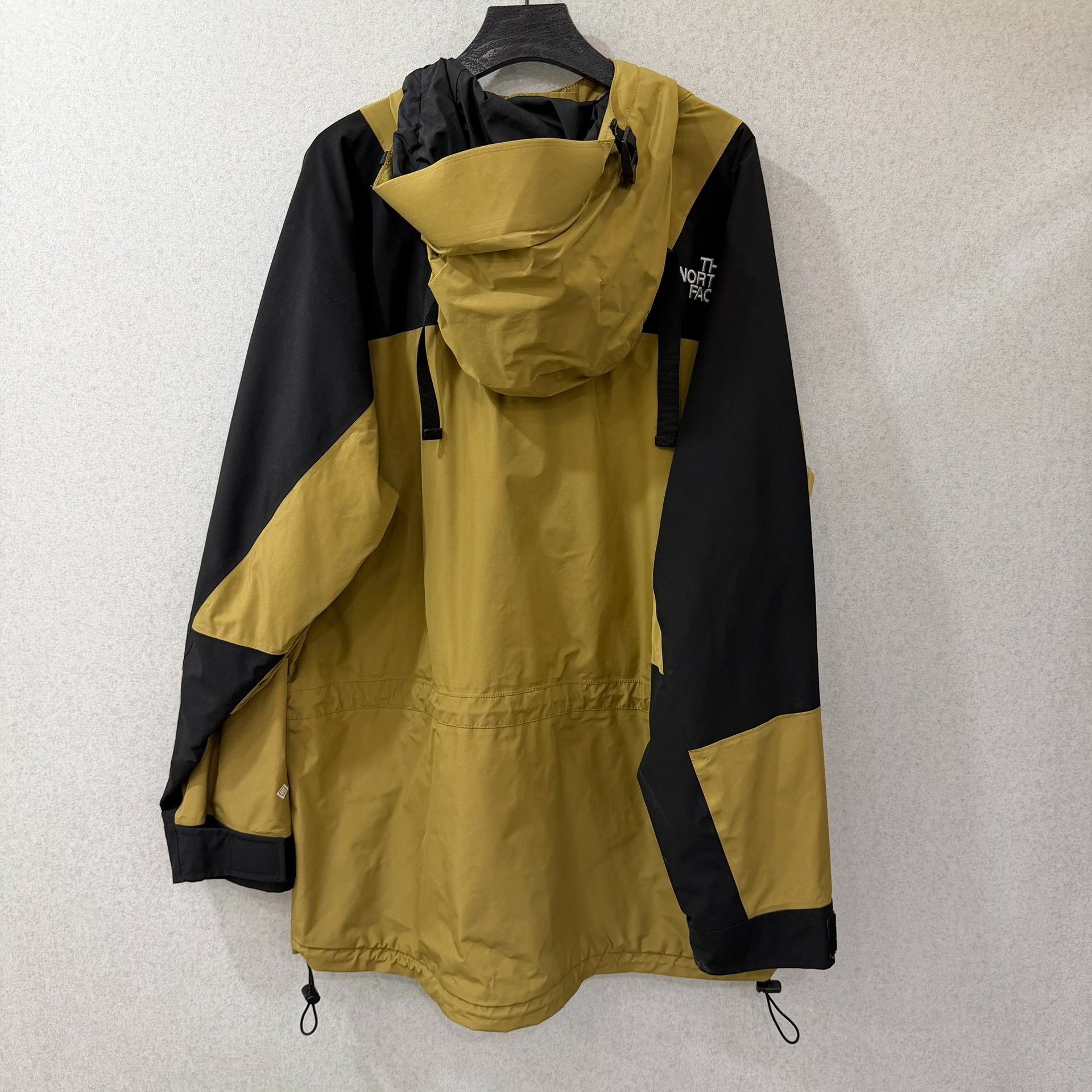 The North Face The North Face Waterproof Beige Light Jacket l Men Size US L / EU 52-54 / 3 - 2 Thumbnail