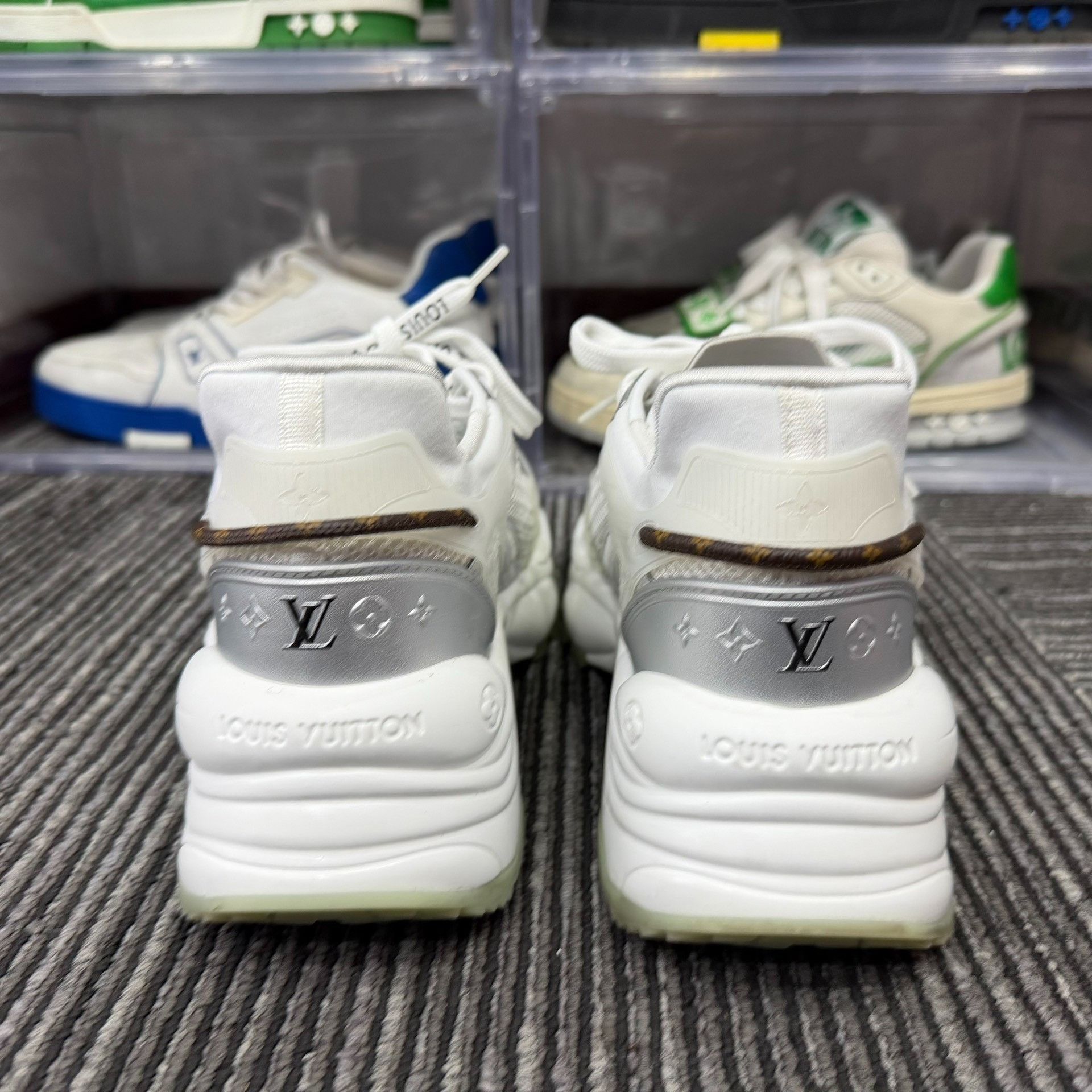 Louis Vuitton Louis Vuitton White Lowtop Sneakers us_6 Women Size US 6 / IT 36 - 5 Thumbnail