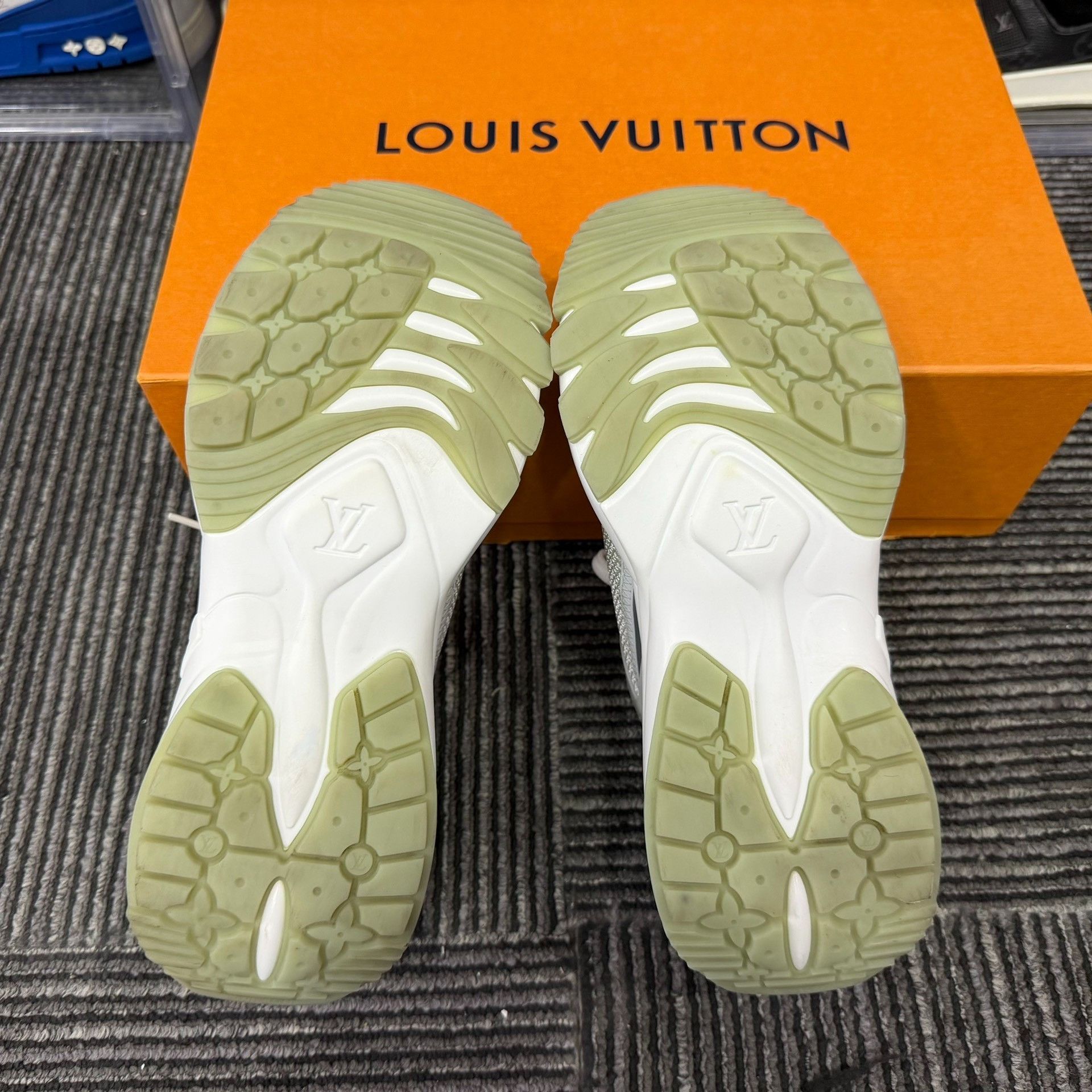 Louis Vuitton Louis Vuitton White Lowtop Sneakers us_6 Women Size US 6 / IT 36 - 6 Thumbnail