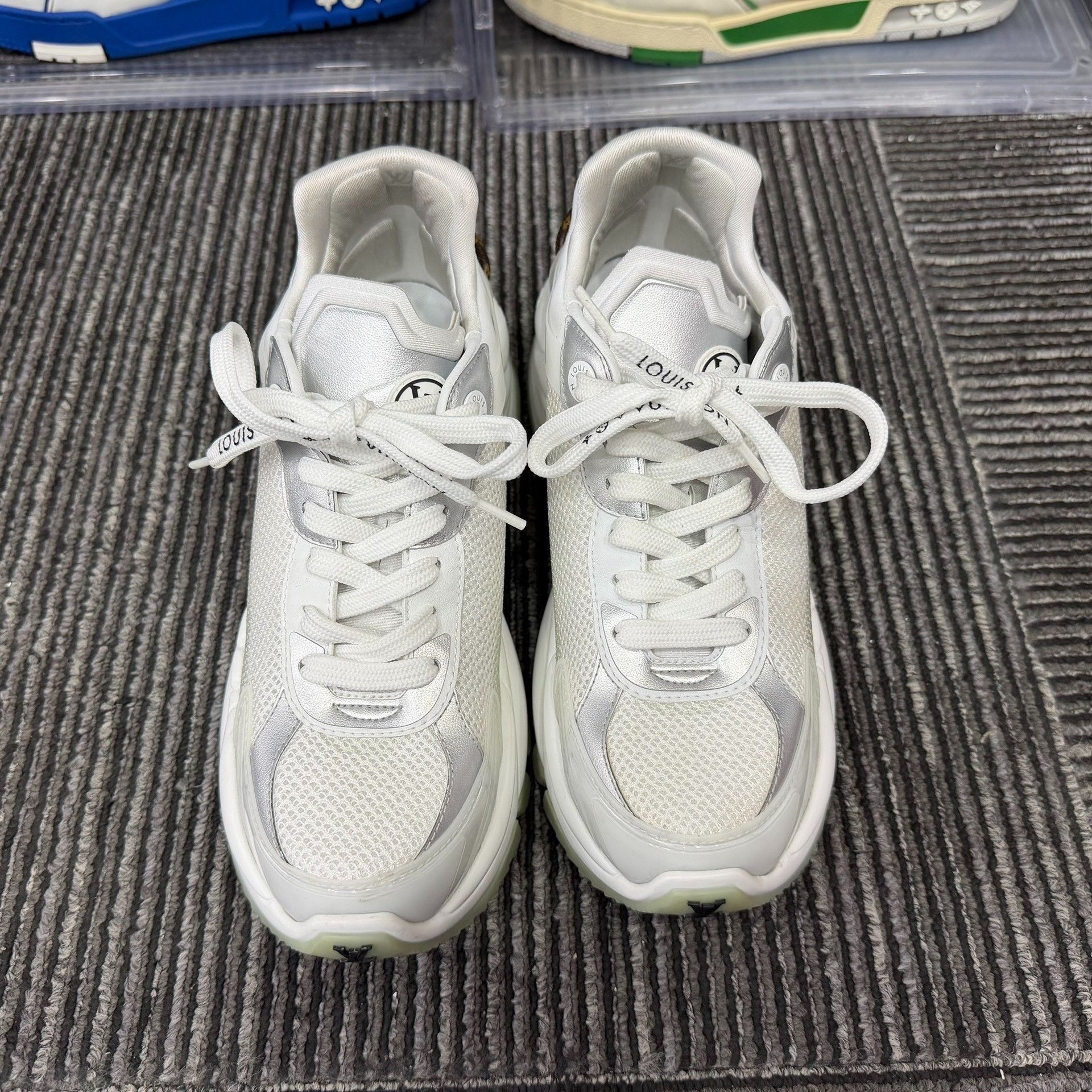 Louis Vuitton Louis Vuitton White Lowtop Sneakers us_6 Women Size US 6 / IT 36 - 4 Thumbnail