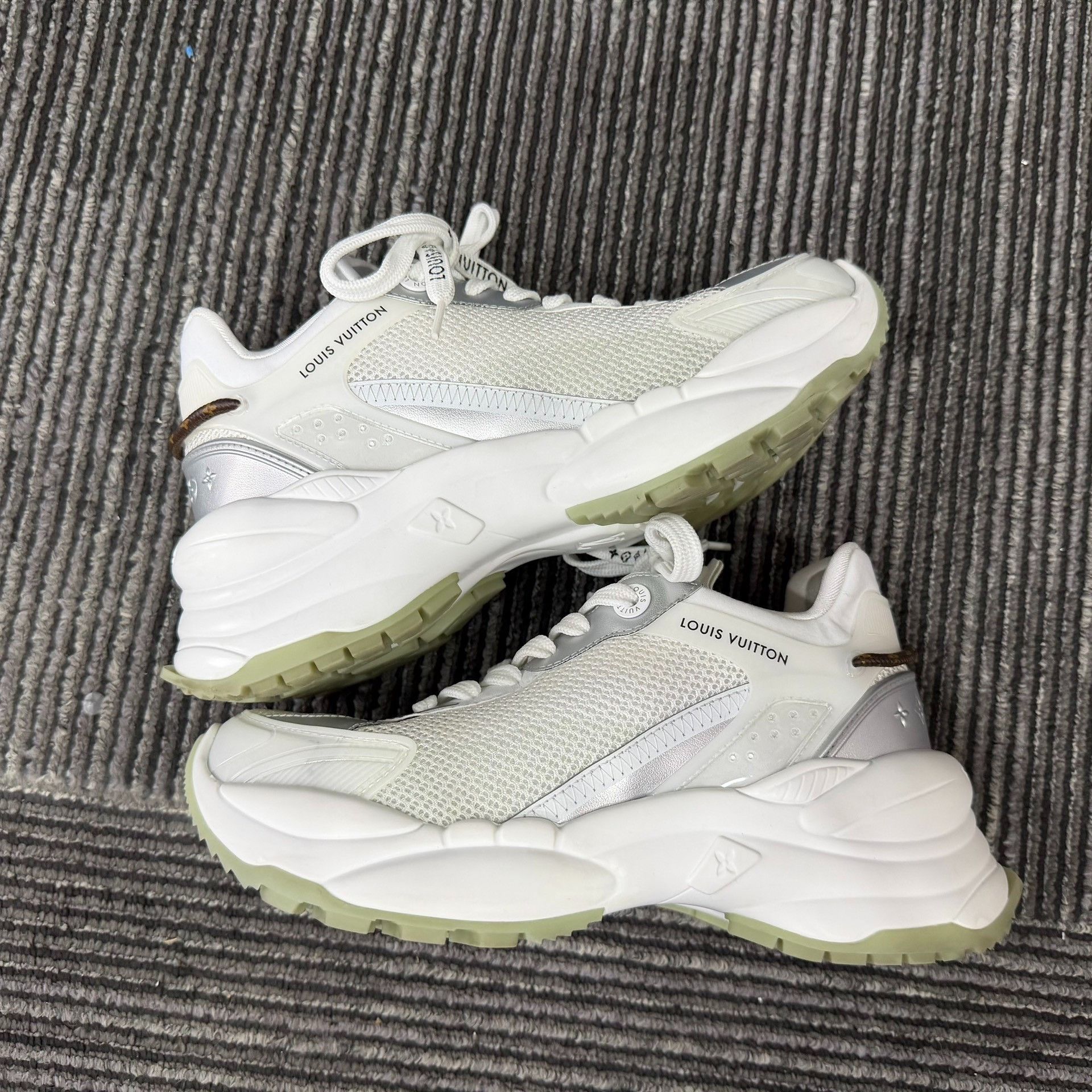 Louis Vuitton Louis Vuitton White Lowtop Sneakers us_6 Women Size US 6 / IT 36 - 2 Thumbnail