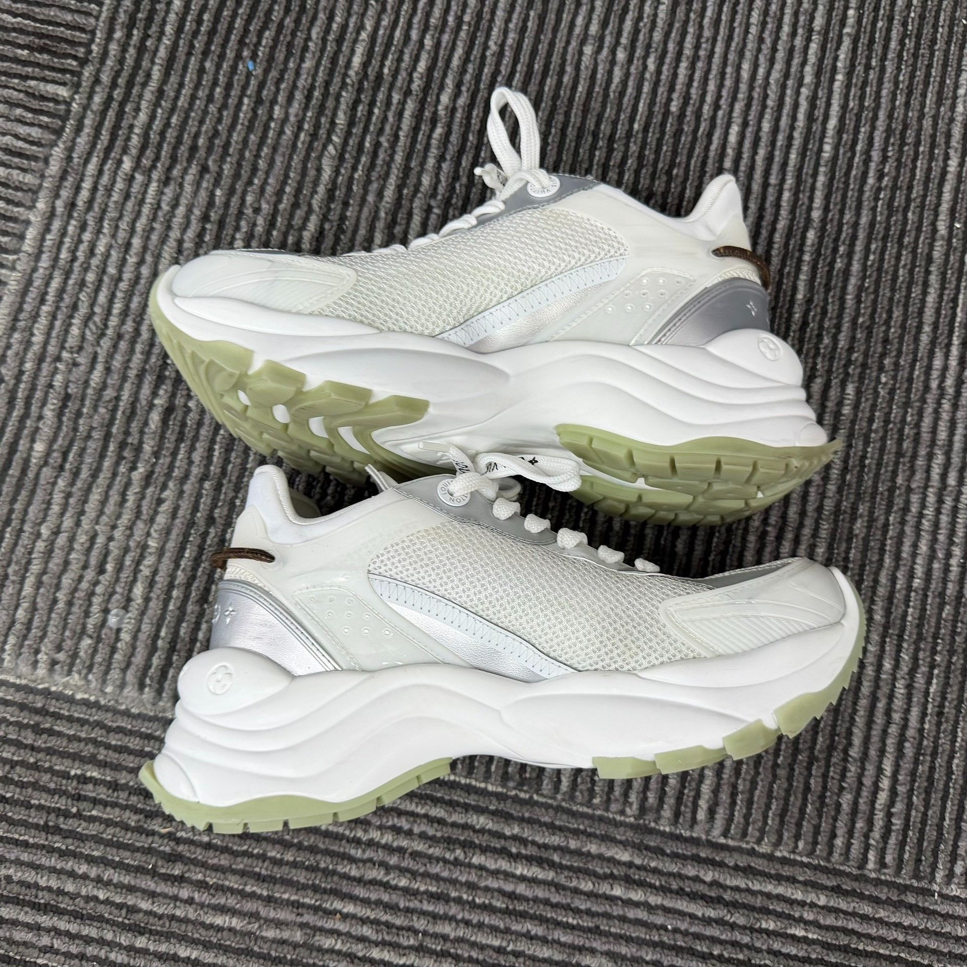 Louis Vuitton Louis Vuitton White Lowtop Sneakers us_6 Women Size US 6 / IT 36 - 3 Thumbnail