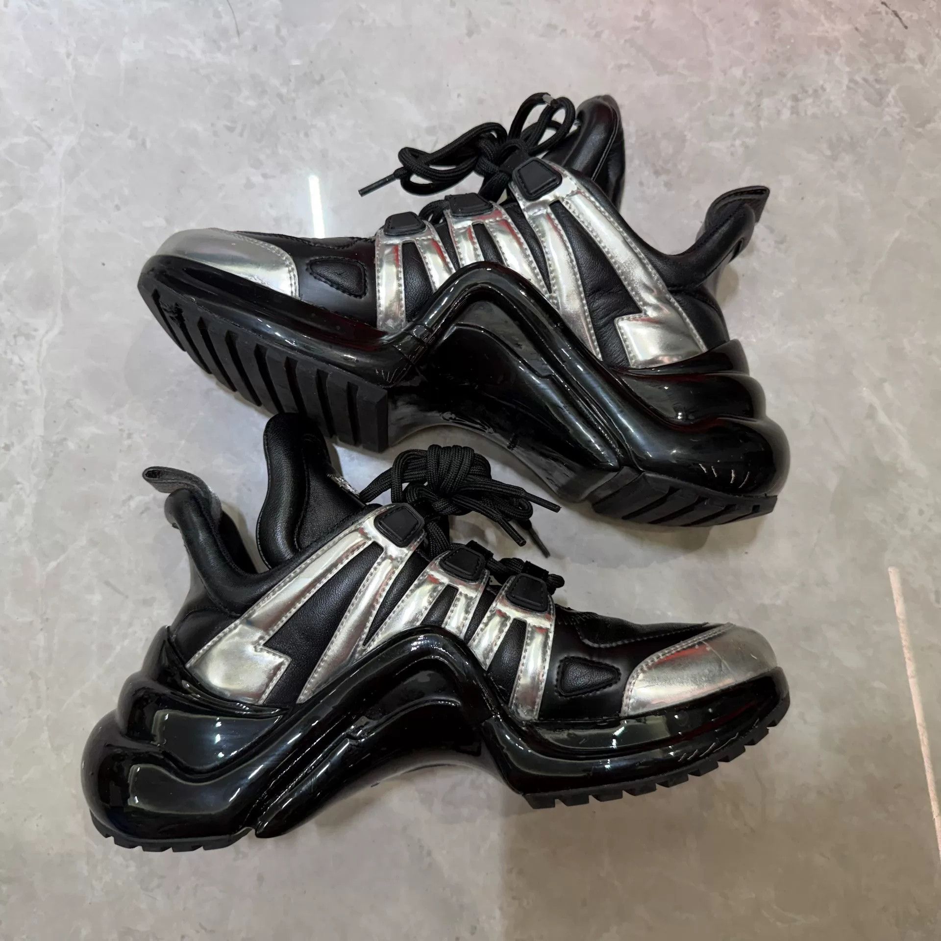 Louis Vuitton Louis Vuitton Patent Black Lowtop Sneakers us_5 Women Size US 5 / IT 35 - 3 Thumbnail