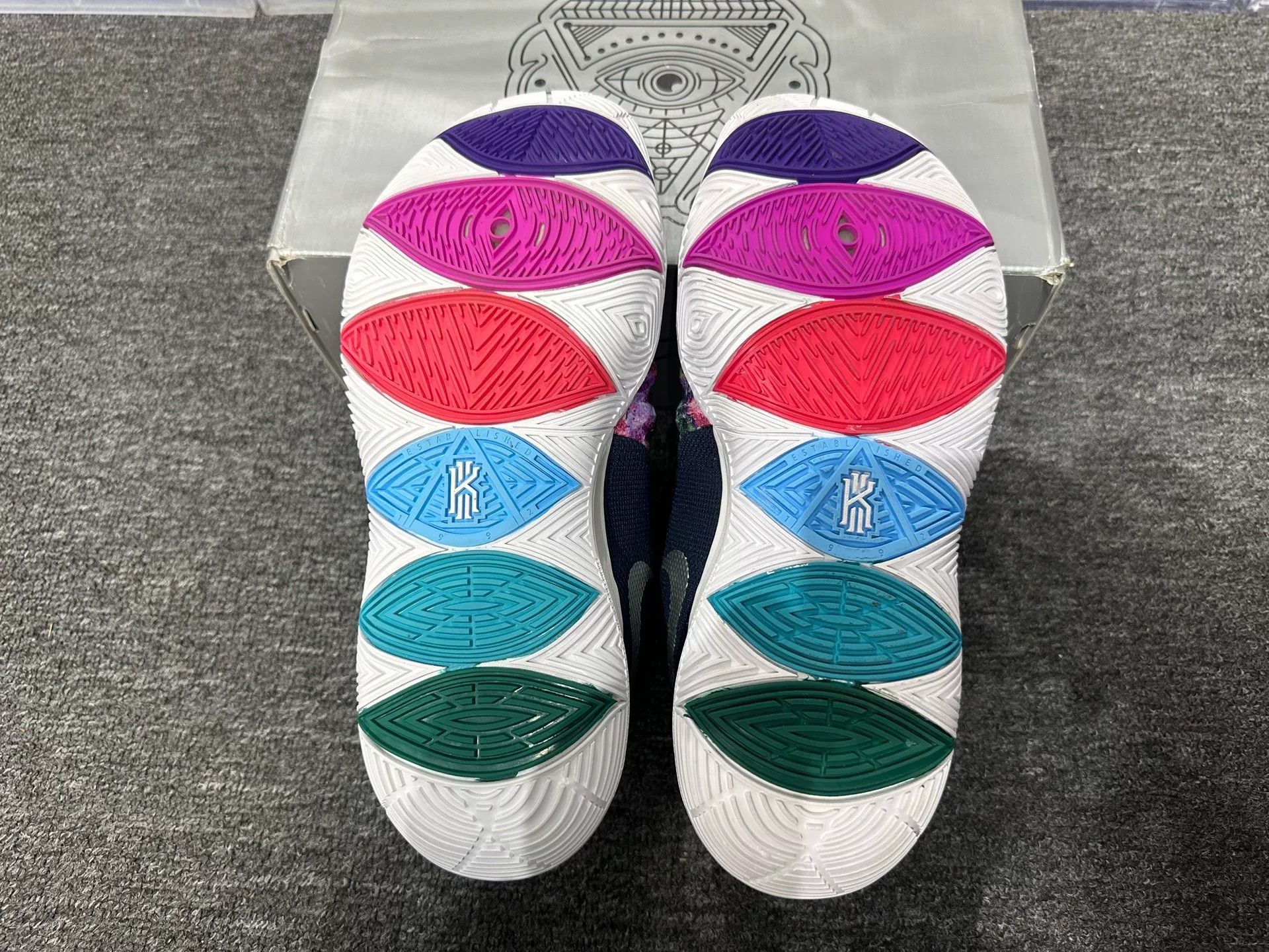 Nike Nike KYRIE Lowtop Sneakers 12 Men Size US 12 / EU 45 - 6 Thumbnail