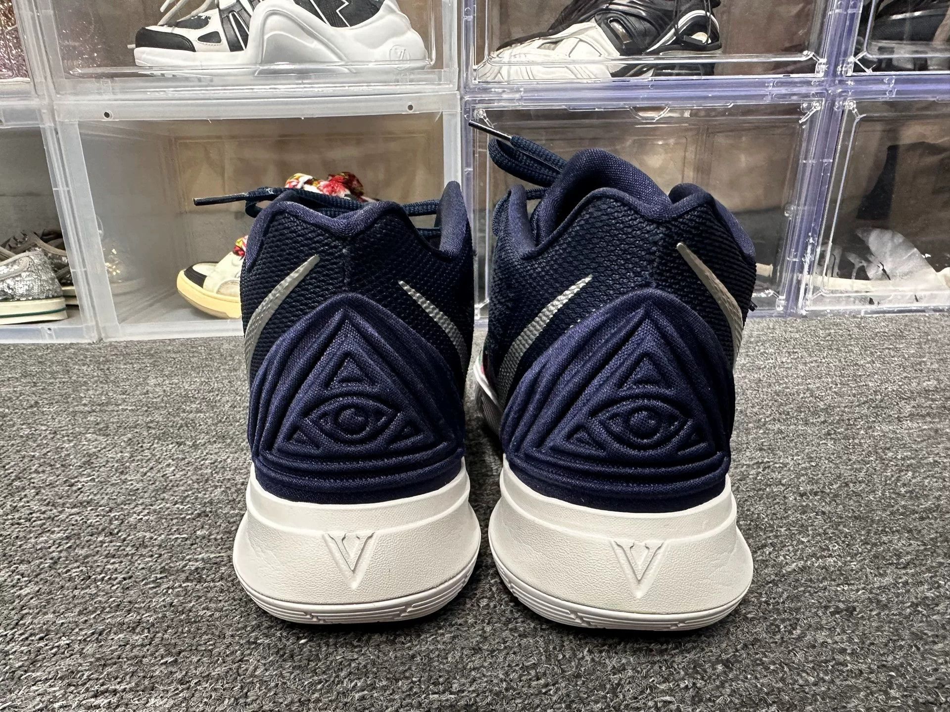 Nike Nike KYRIE Lowtop Sneakers 12 Men Size US 12 / EU 45 - 5 Thumbnail