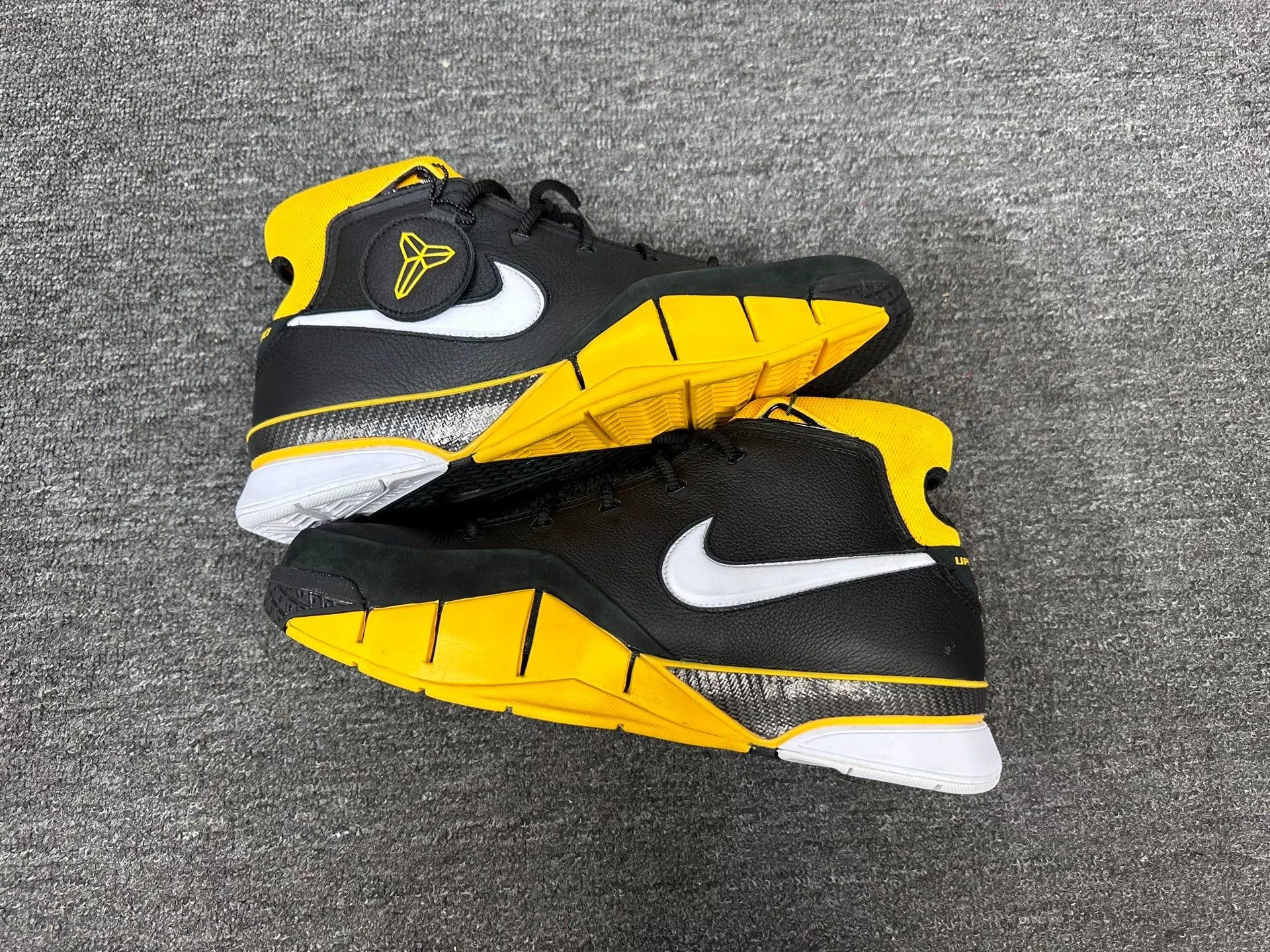 Nike Nike KOBE Yellow Lowtop Sneakers 12 Men Size US 12 / EU 45 - 2 Thumbnail