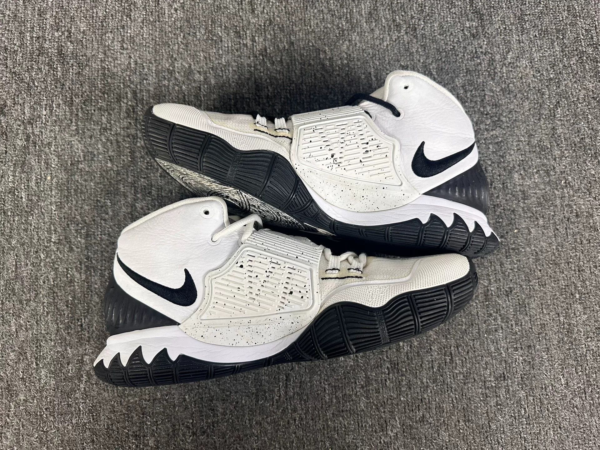 Nike Nike KYRIE Black Lowtop Sneakers 11 Men Size US 11 / EU 44 - 3 Thumbnail