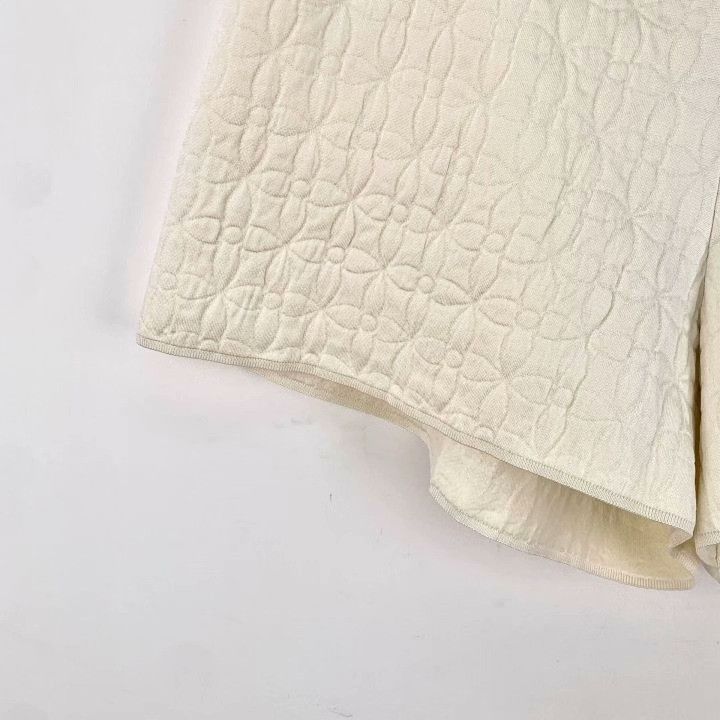 Louis Vuitton Louis Vuitton 23 Beige Monogram Silk Shorts Size 34" / US 12 / IT 48 - 4 Thumbnail