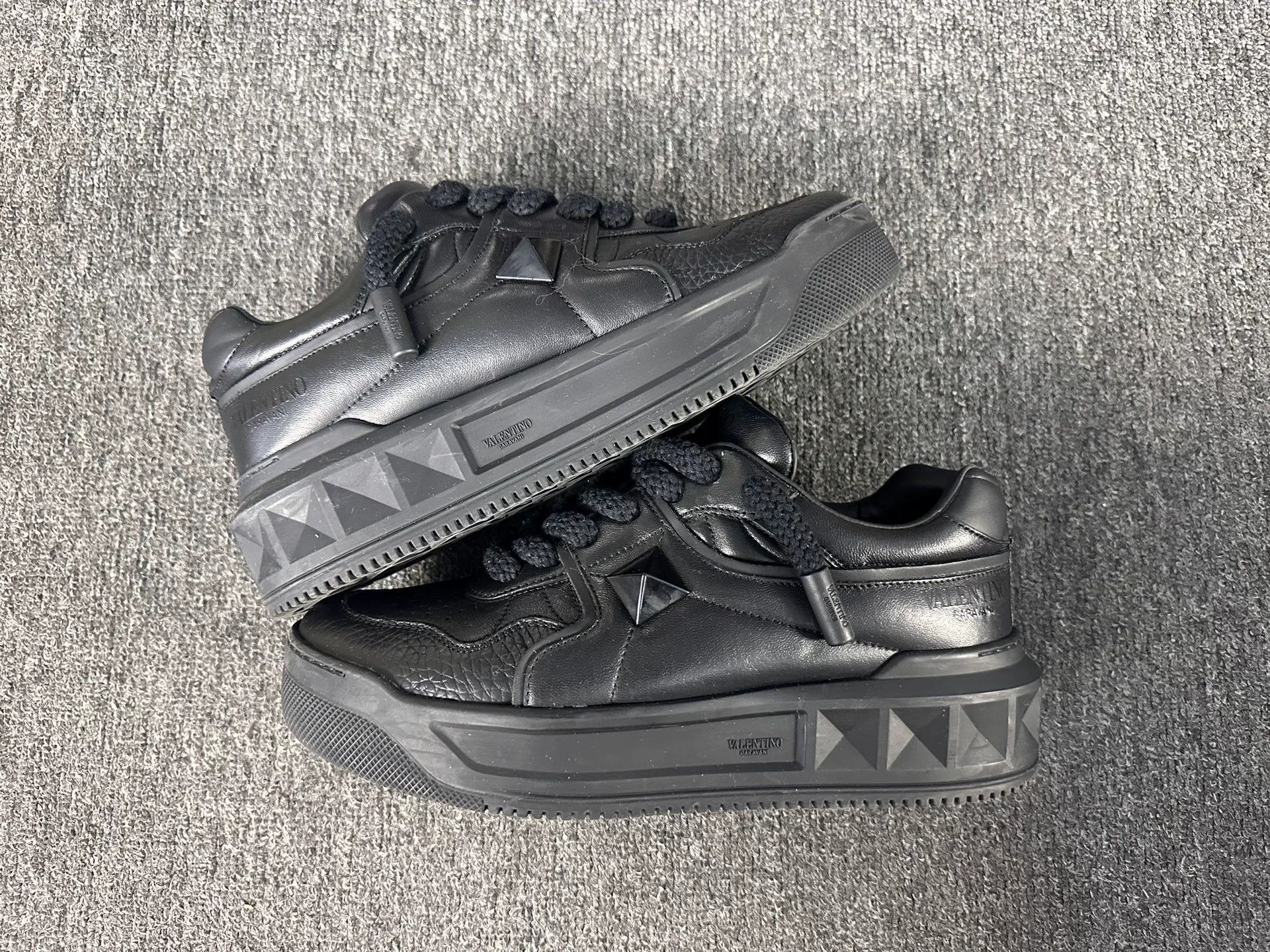 Valentino Valentino Black Lowtop Sneakers 7 Men Size US 7 / EU 40 - 2 Thumbnail