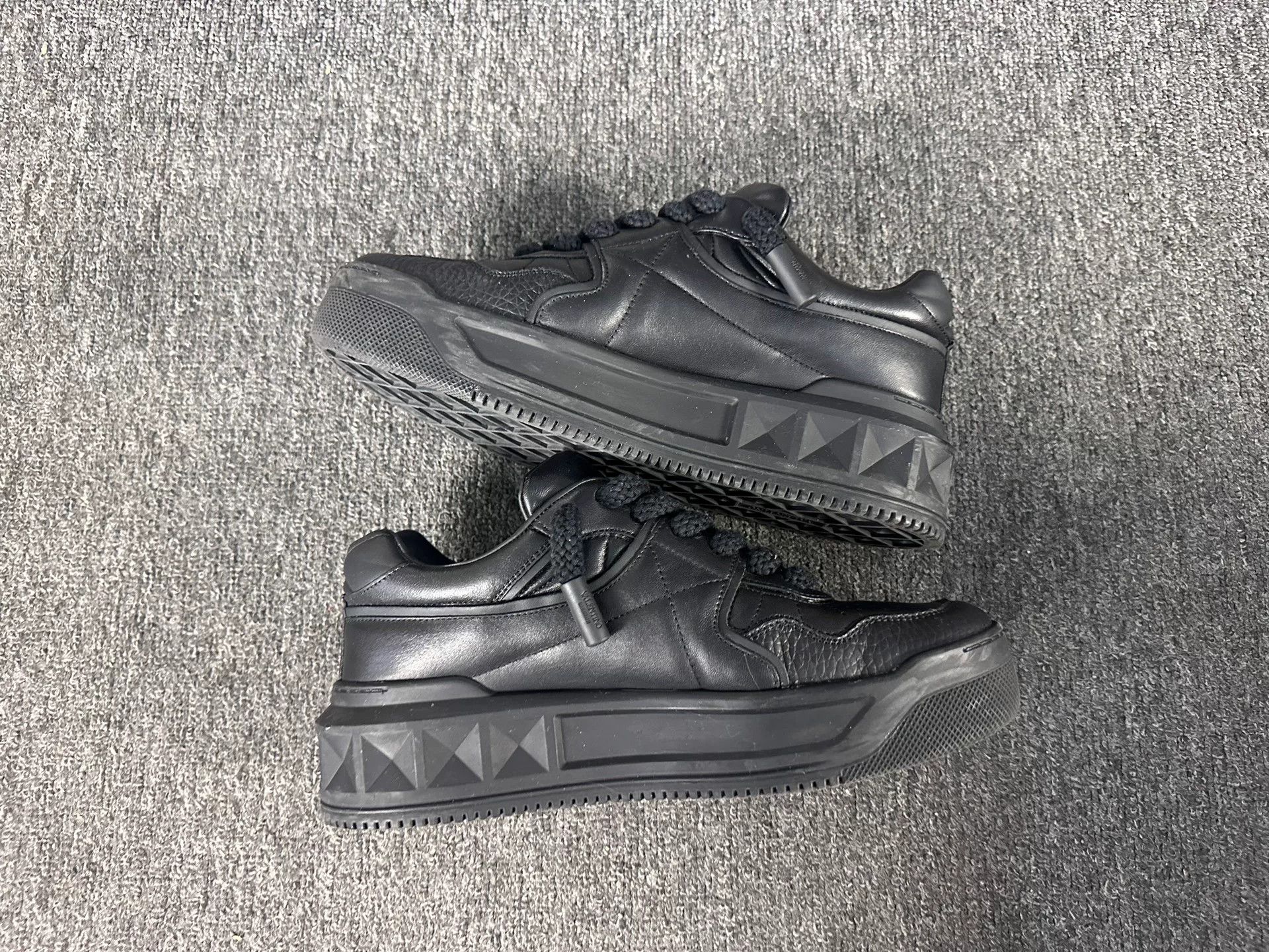 Valentino Valentino Black Lowtop Sneakers 7 Men Size US 7 / EU 40 - 3 Thumbnail