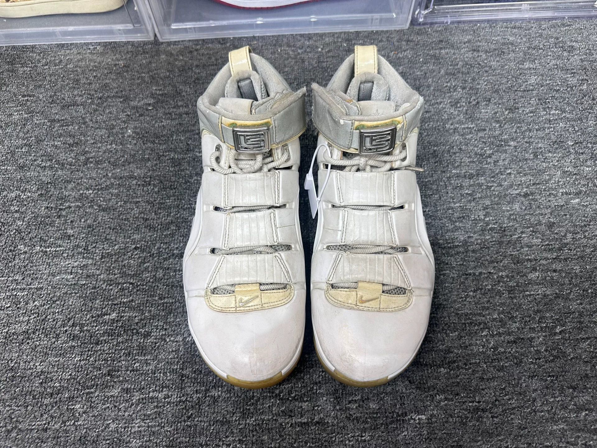 Nike Nike LEBRON White Lowtop Sneakers 9 Men Size US 9 / EU 42 - 4 Thumbnail