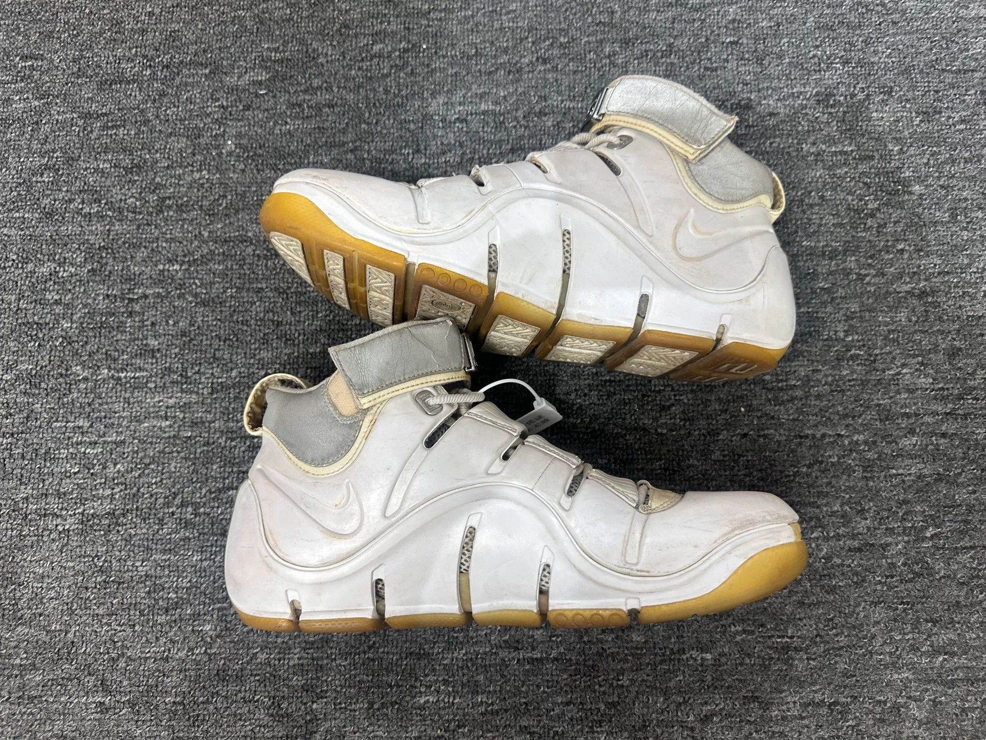 Nike Nike LEBRON White Lowtop Sneakers 9 Men Size US 9 / EU 42 - 3 Thumbnail