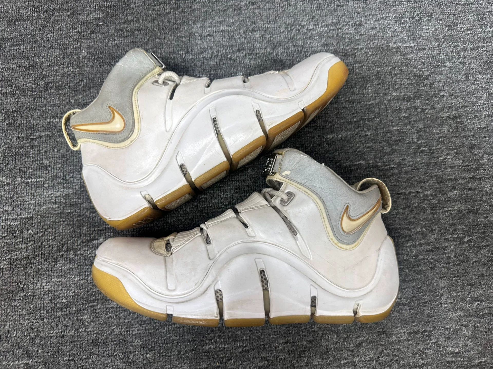 Nike Nike LEBRON White Lowtop Sneakers 9 Men Size US 9 / EU 42 - 2 Thumbnail