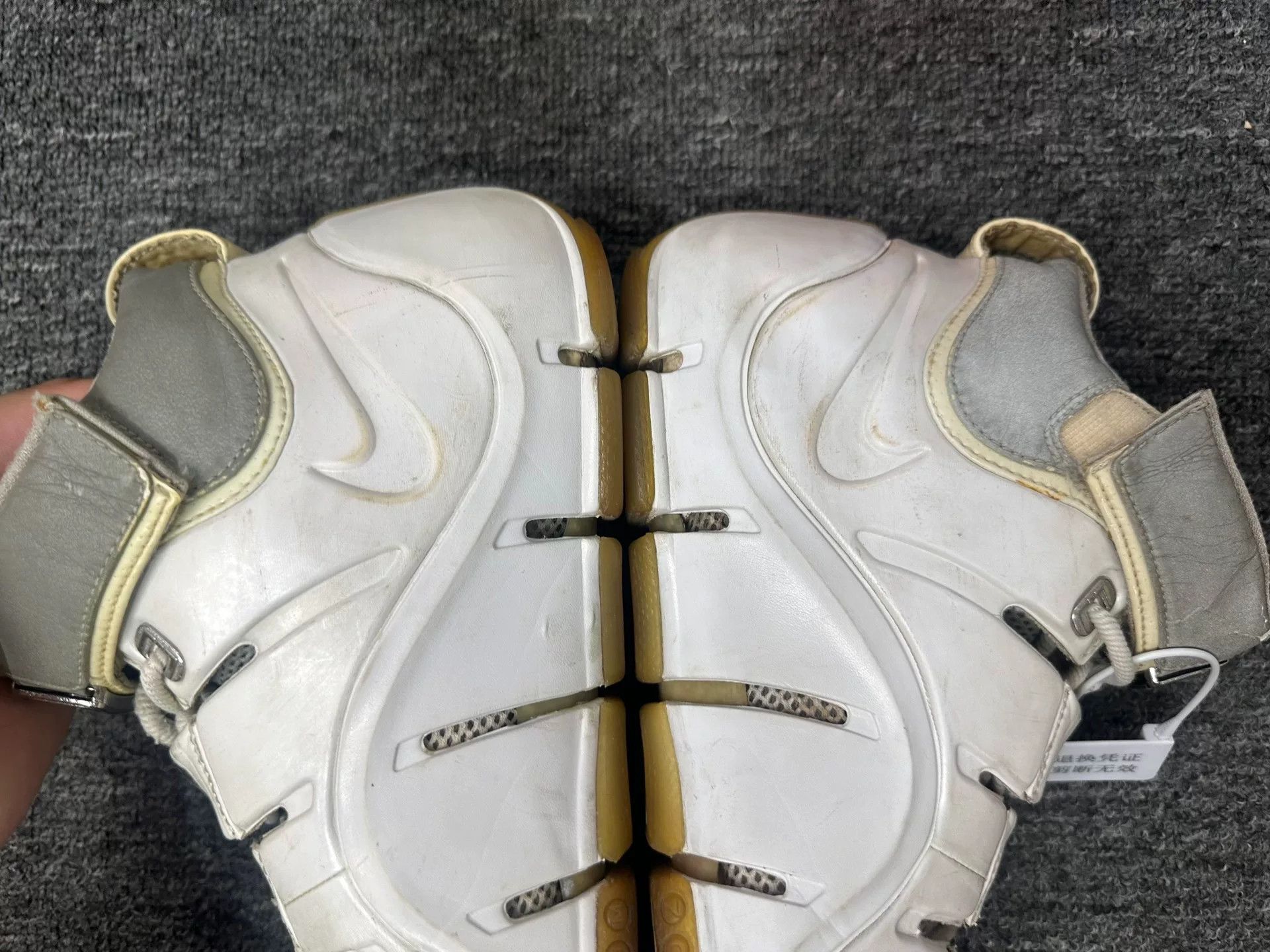 Nike Nike LEBRON White Lowtop Sneakers 9 Men Size US 9 / EU 42 - 9 Thumbnail