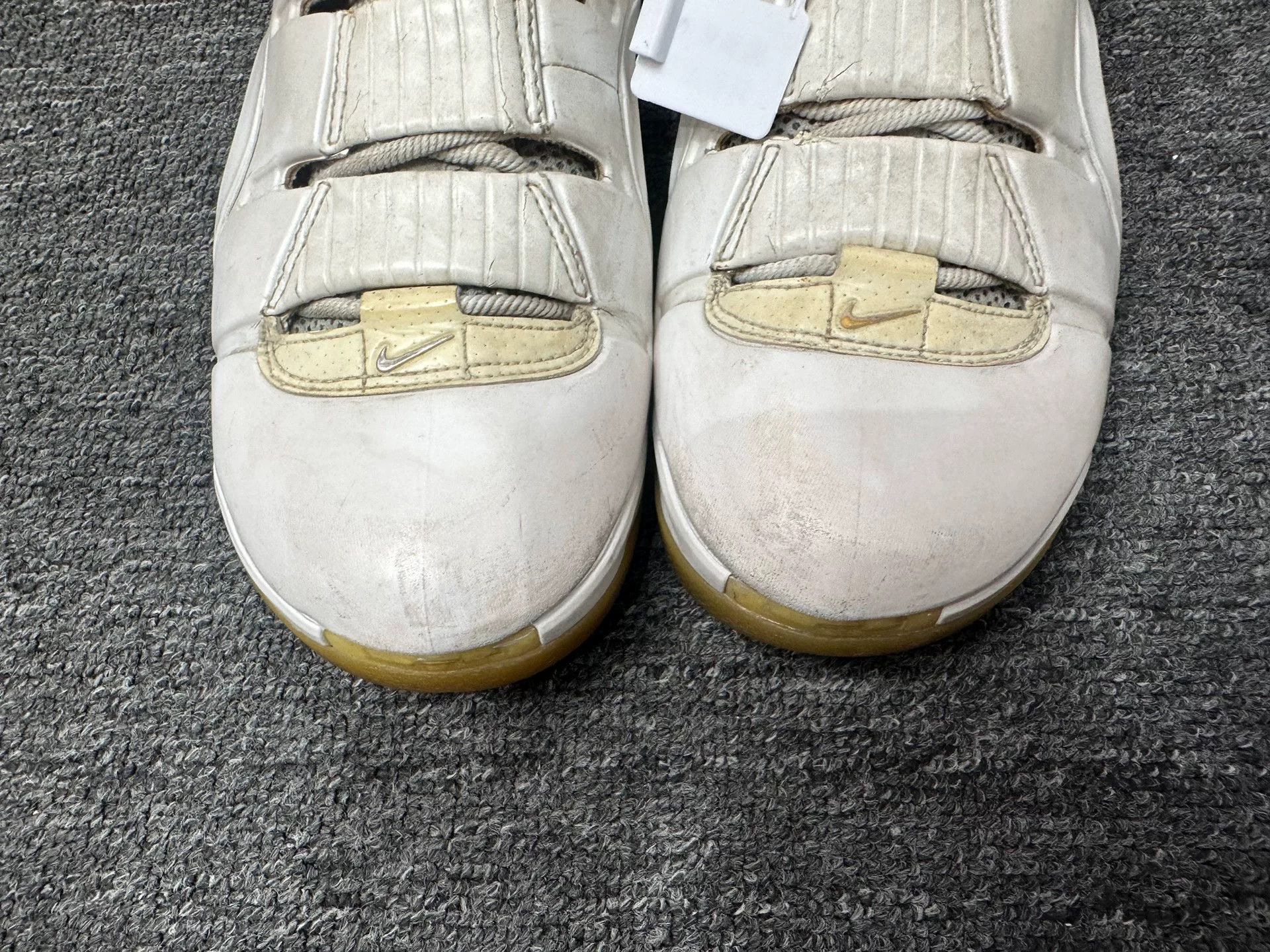 Nike Nike LEBRON White Lowtop Sneakers 9 Men Size US 9 / EU 42 - 8 Thumbnail