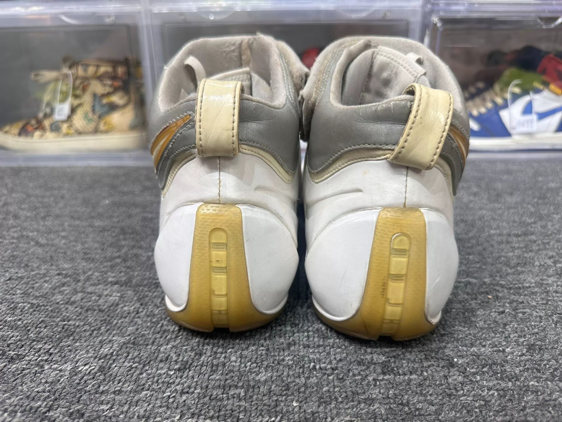 Nike Nike LEBRON White Lowtop Sneakers 9 Men Size US 9 / EU 42 - 5 Thumbnail