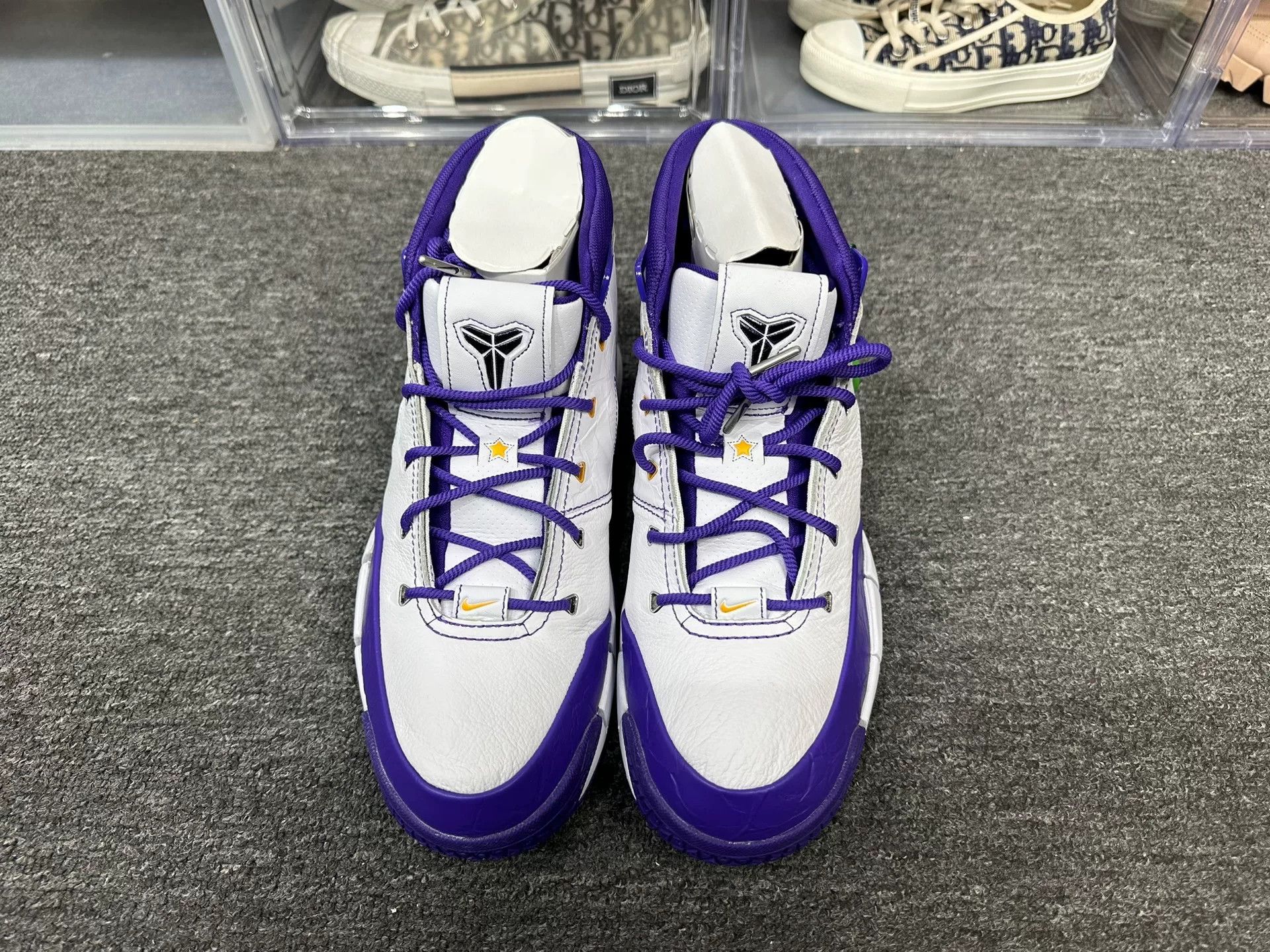 Nike Nike KOBE White Lowtop Sneakers 12 Men Size US 12 / EU 45 - 4 Thumbnail