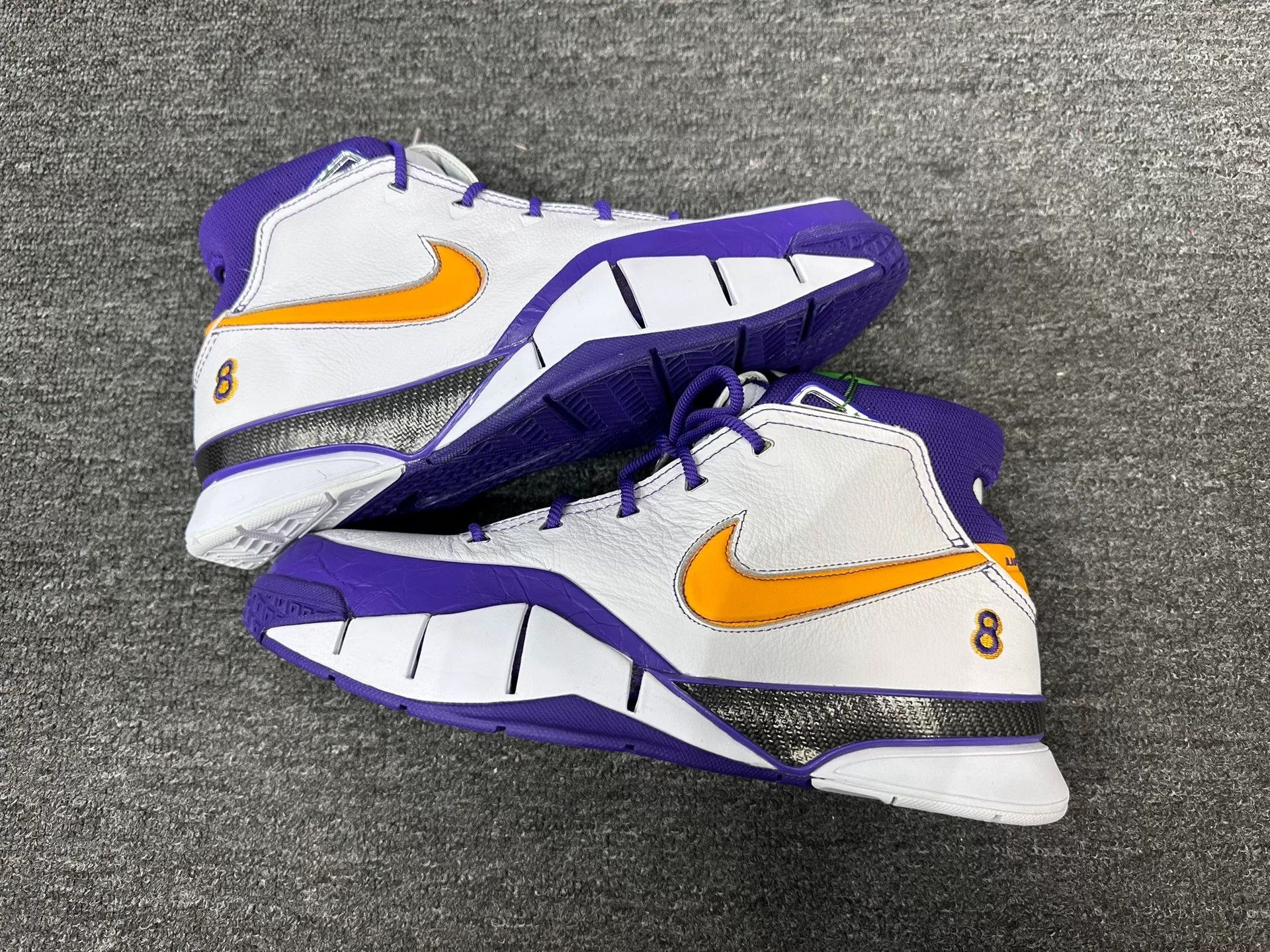 Nike Nike KOBE White Lowtop Sneakers 12 Men Size US 12 / EU 45 - 2 Thumbnail
