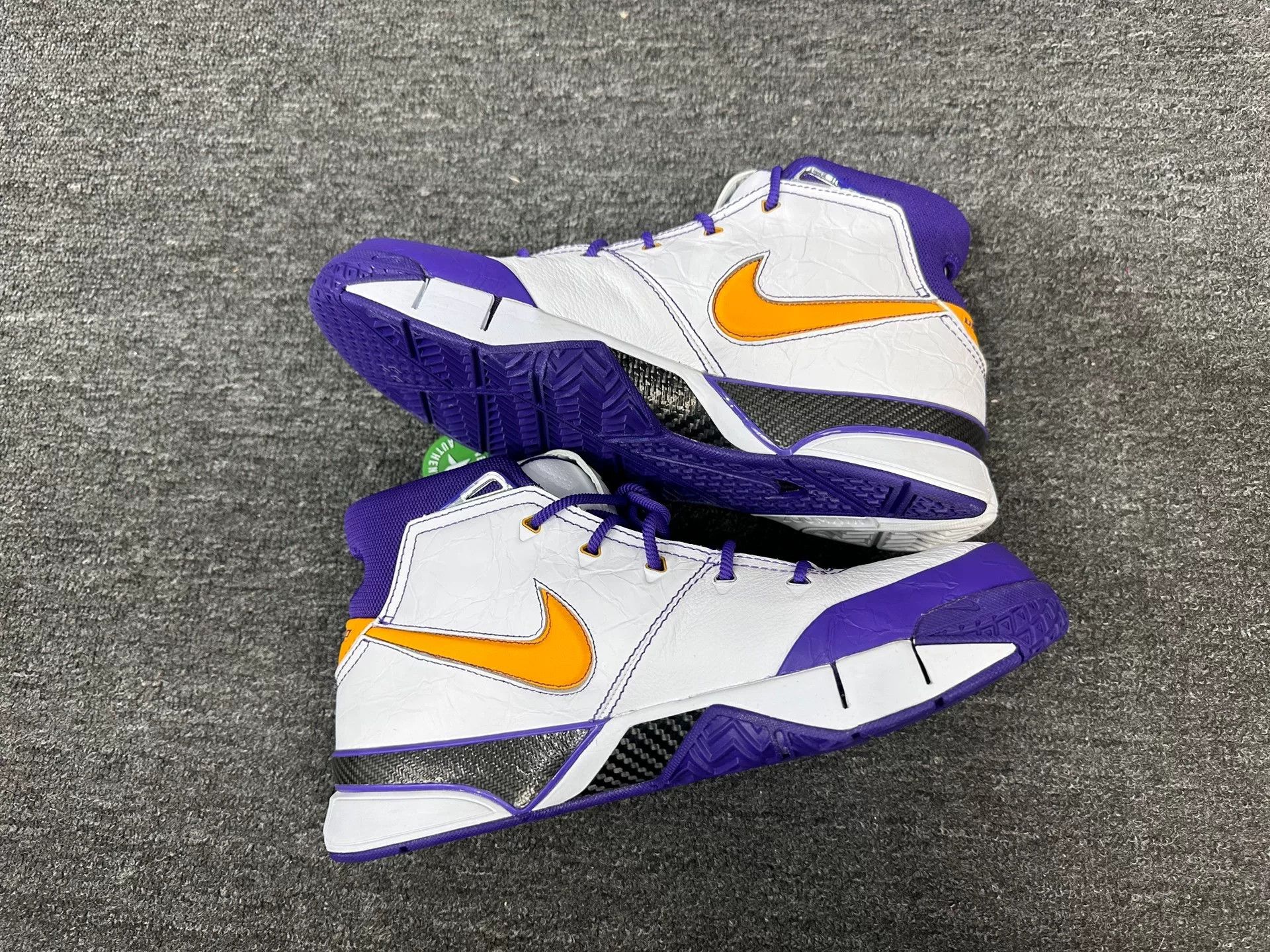 Nike Nike KOBE White Lowtop Sneakers 12 Men Size US 12 / EU 45 - 3 Thumbnail