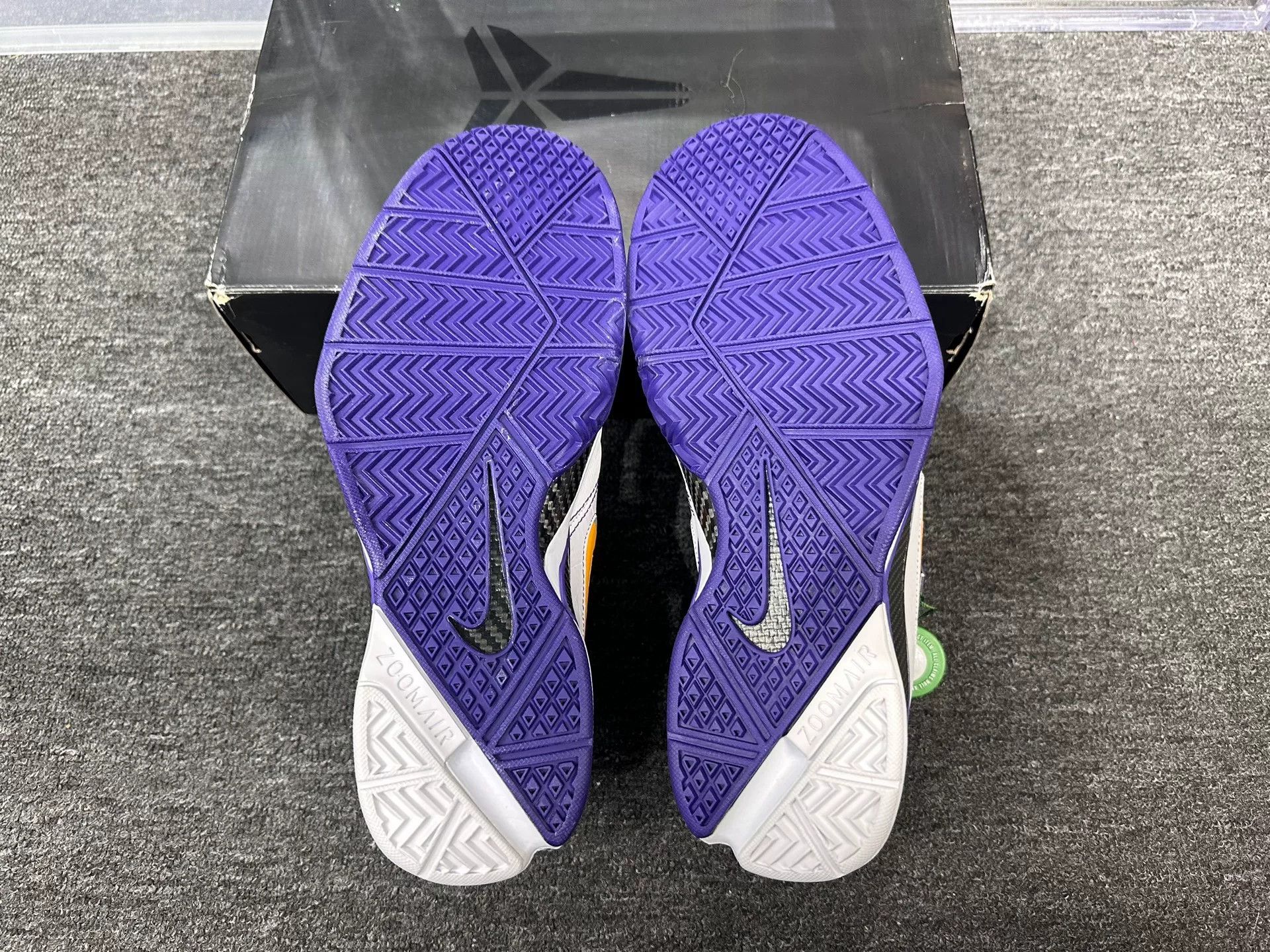 Nike Nike KOBE White Lowtop Sneakers 12 Men Size US 12 / EU 45 - 6 Thumbnail