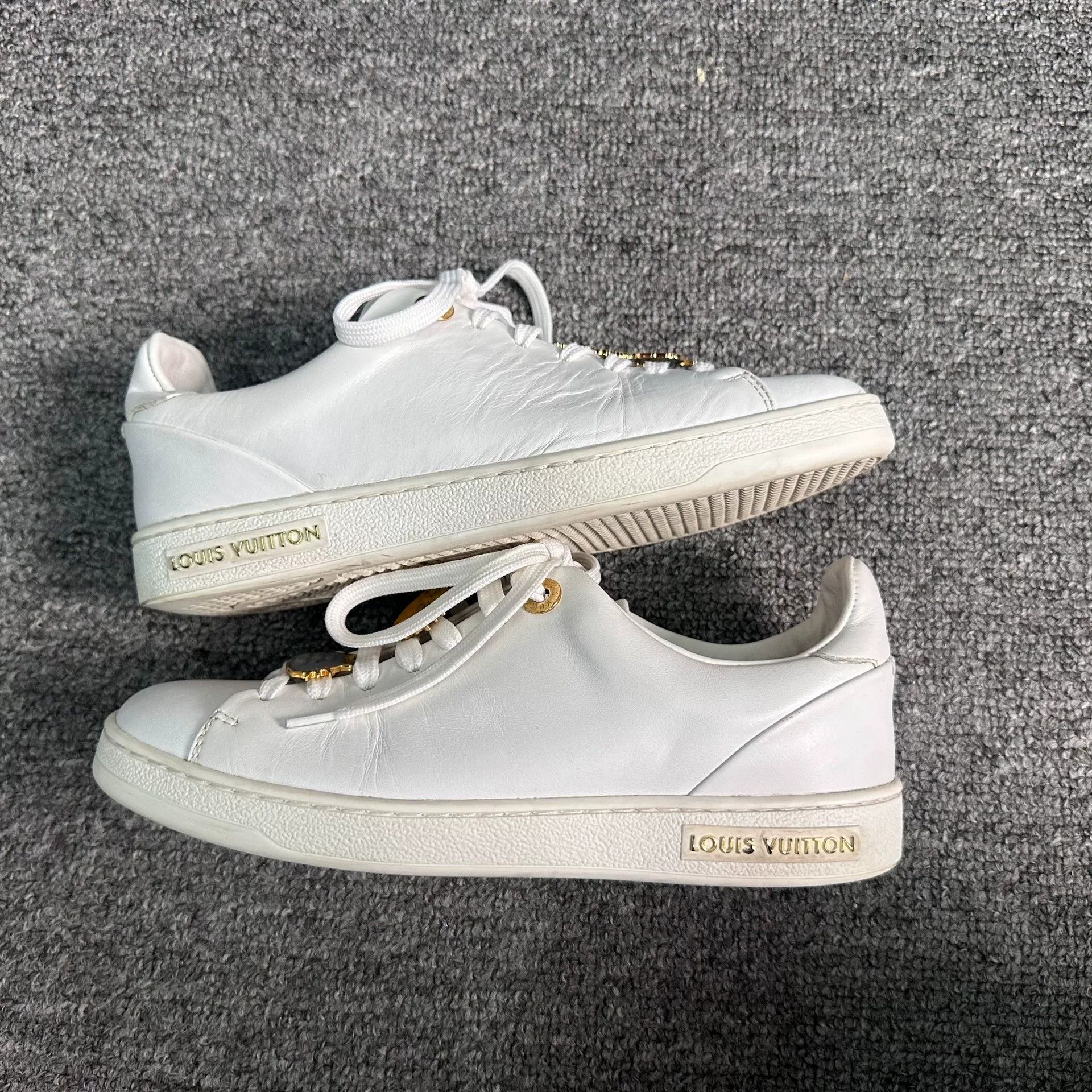Louis Vuitton Louis Vuitton White Lowtop Sneakers us_5 Women Size US 5 / IT 35 - 2 Thumbnail