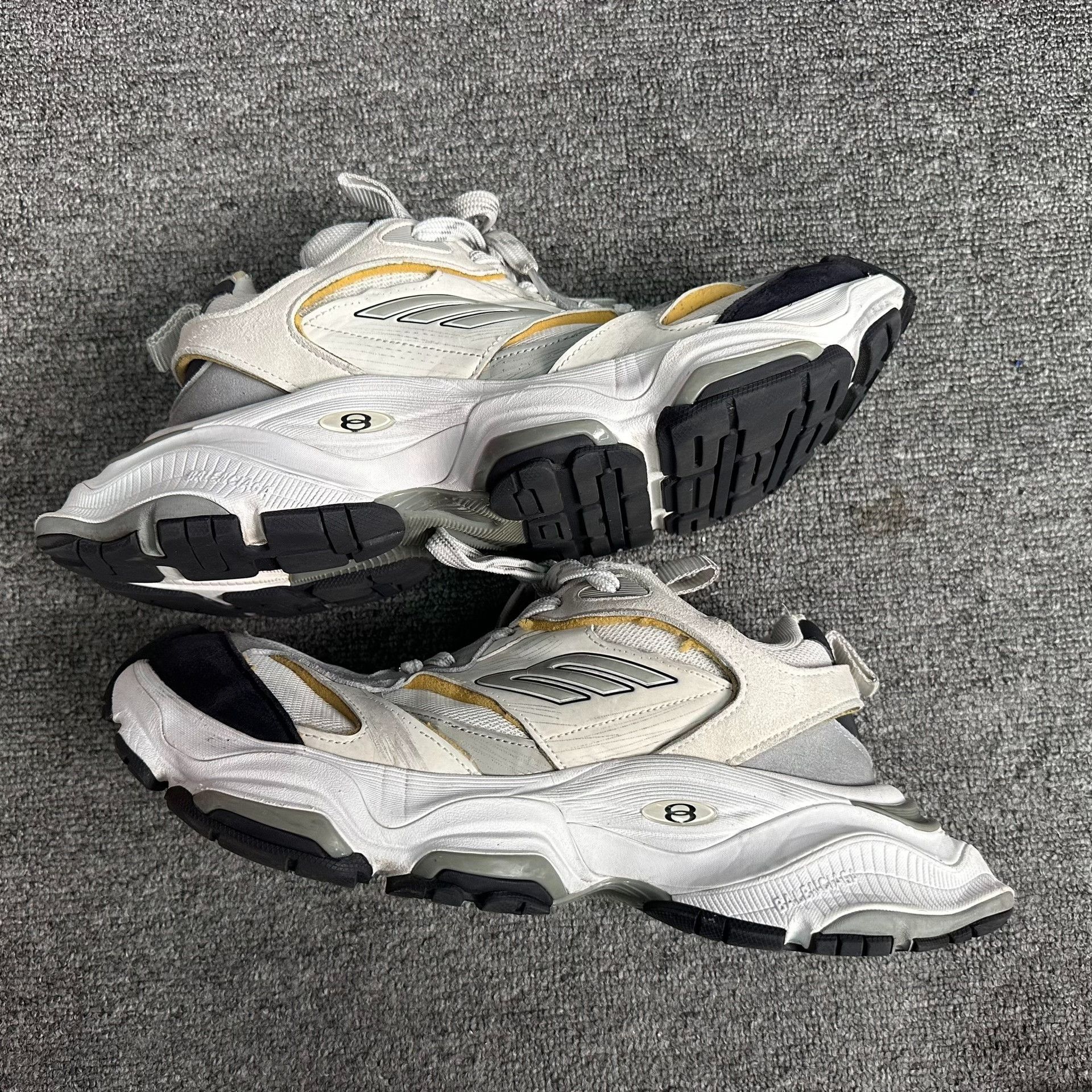Balenciaga Balenciaga Cargo Lowtop Sneakers 9 Men Size US 9 / EU 42 - 2 Thumbnail